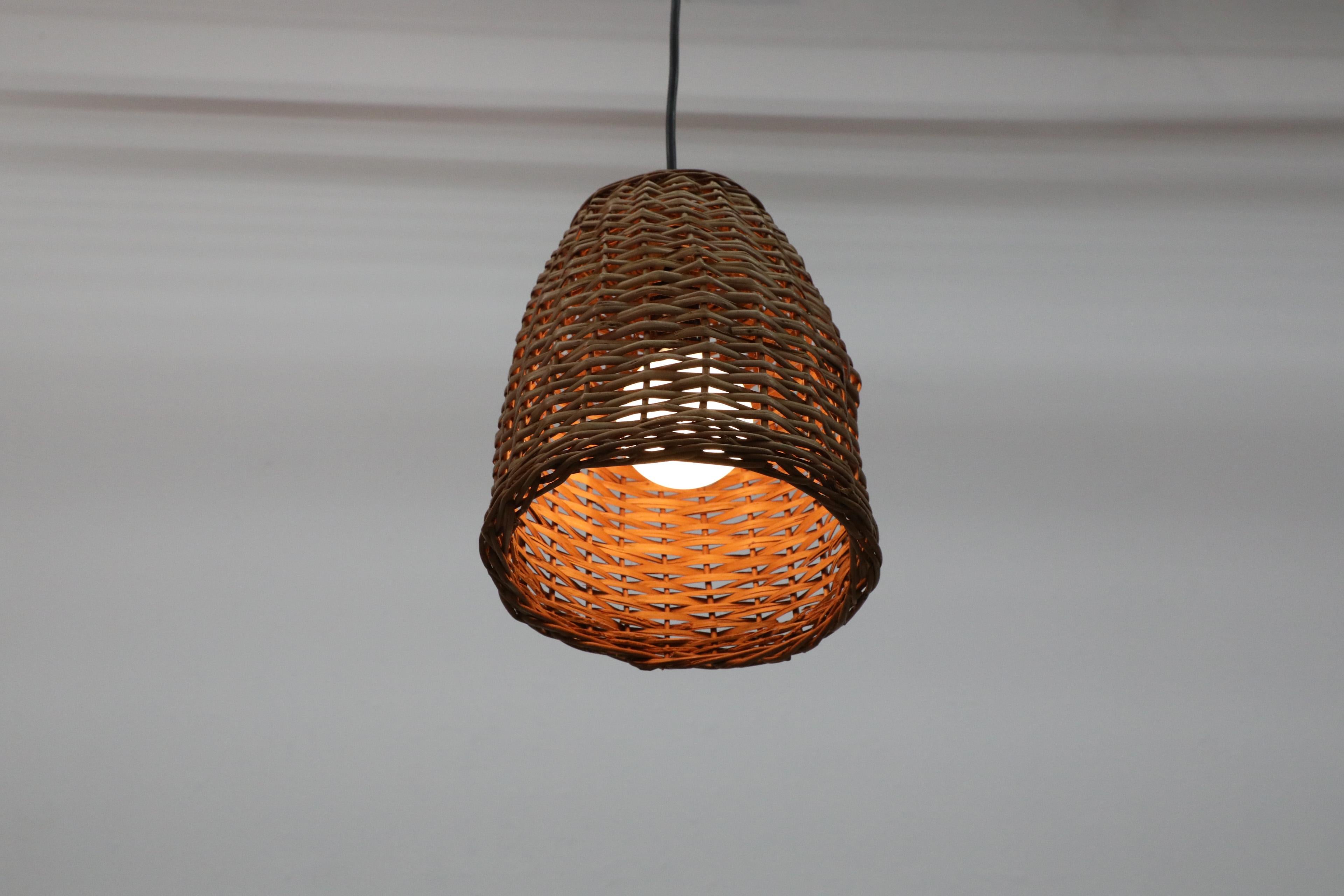 Mid-Century moderno Lampada a sospensione con cesto in rattan intrecciato ispirata al Mid-Century di Paavo Tynell in vendita