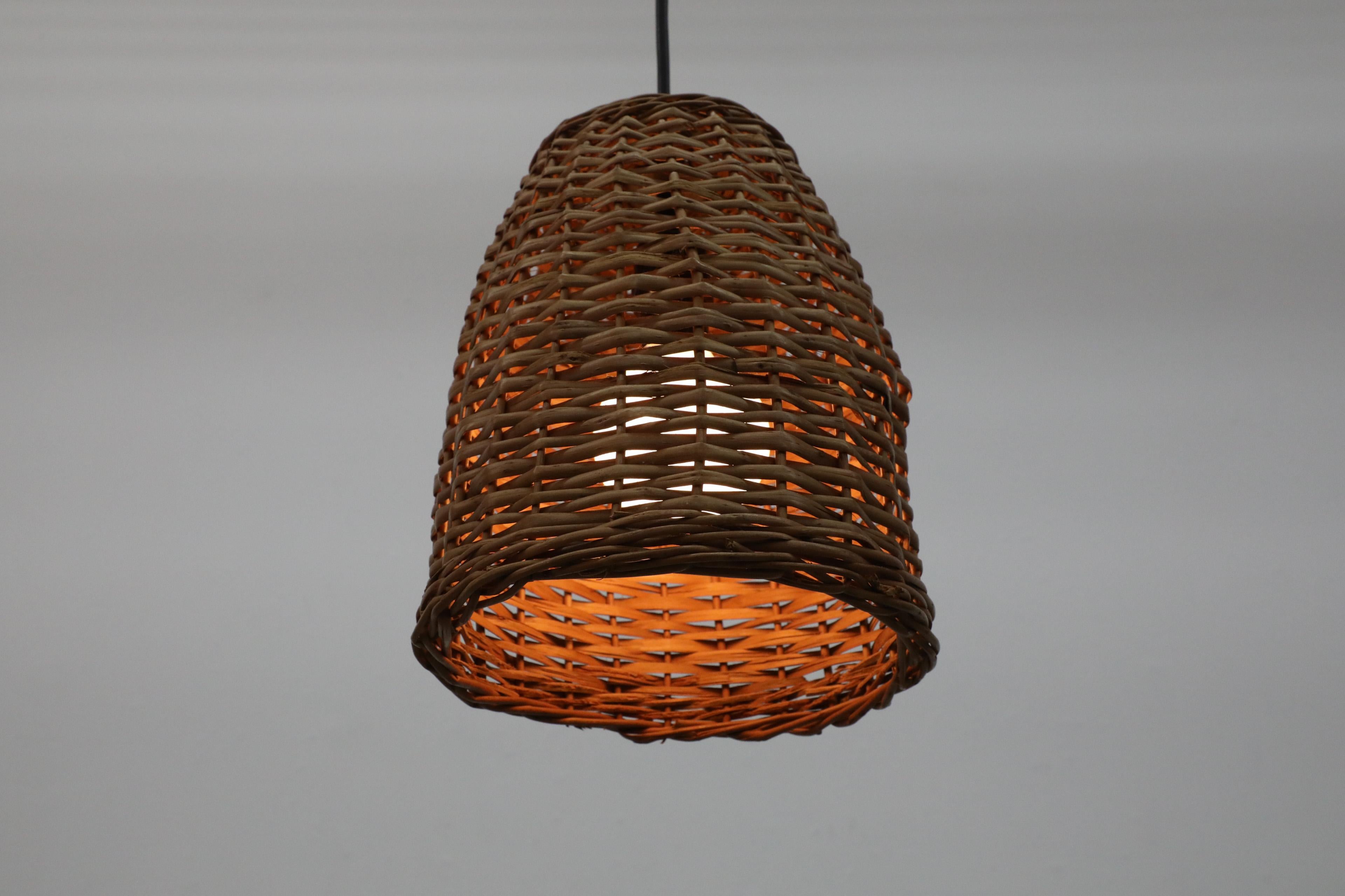 Olandese Lampada a sospensione con cesto in rattan intrecciato ispirata al Mid-Century di Paavo Tynell in vendita