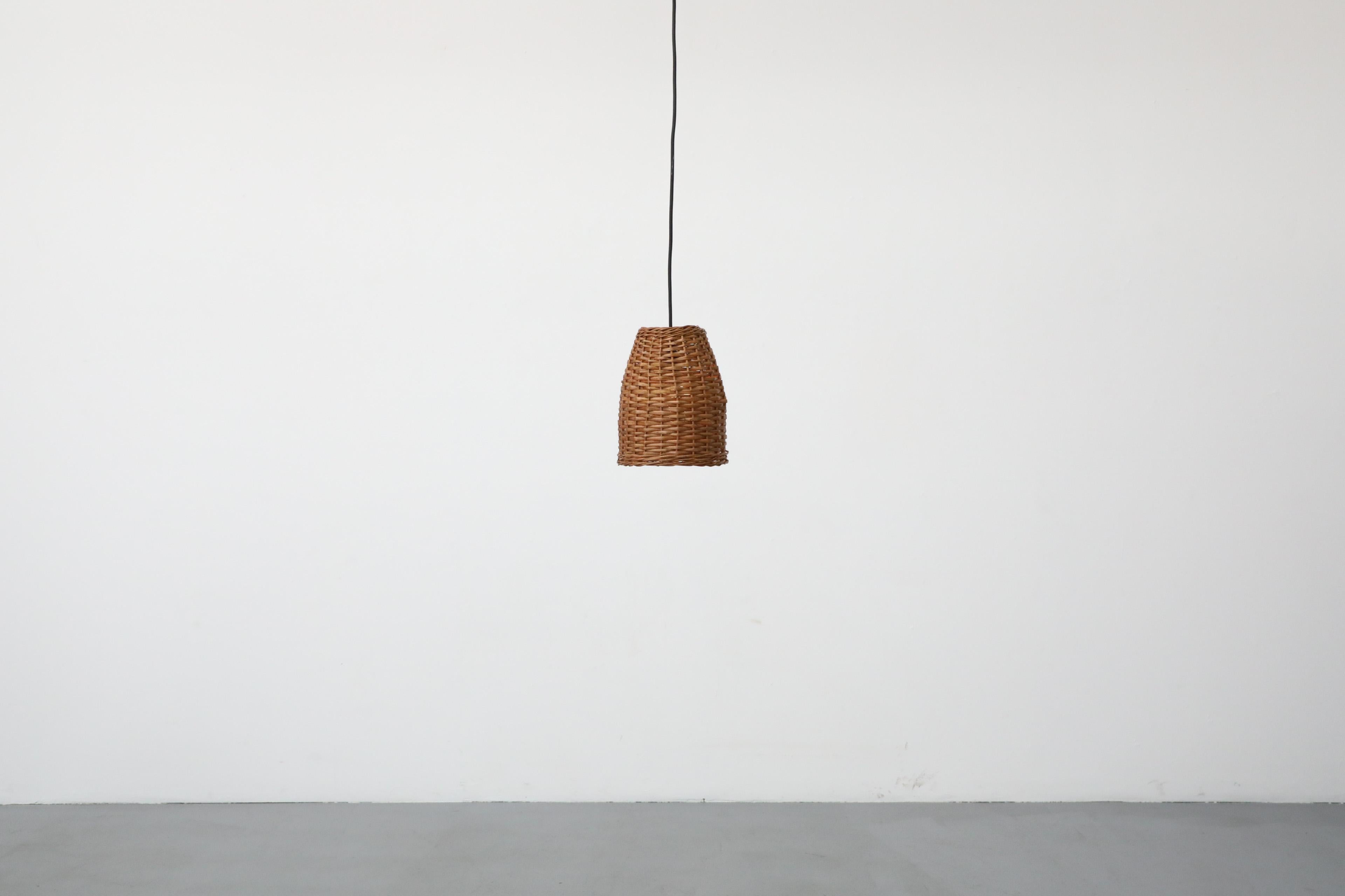 Tessuto a mano Lampada a sospensione con cesto in rattan intrecciato ispirata al Mid-Century di Paavo Tynell in vendita
