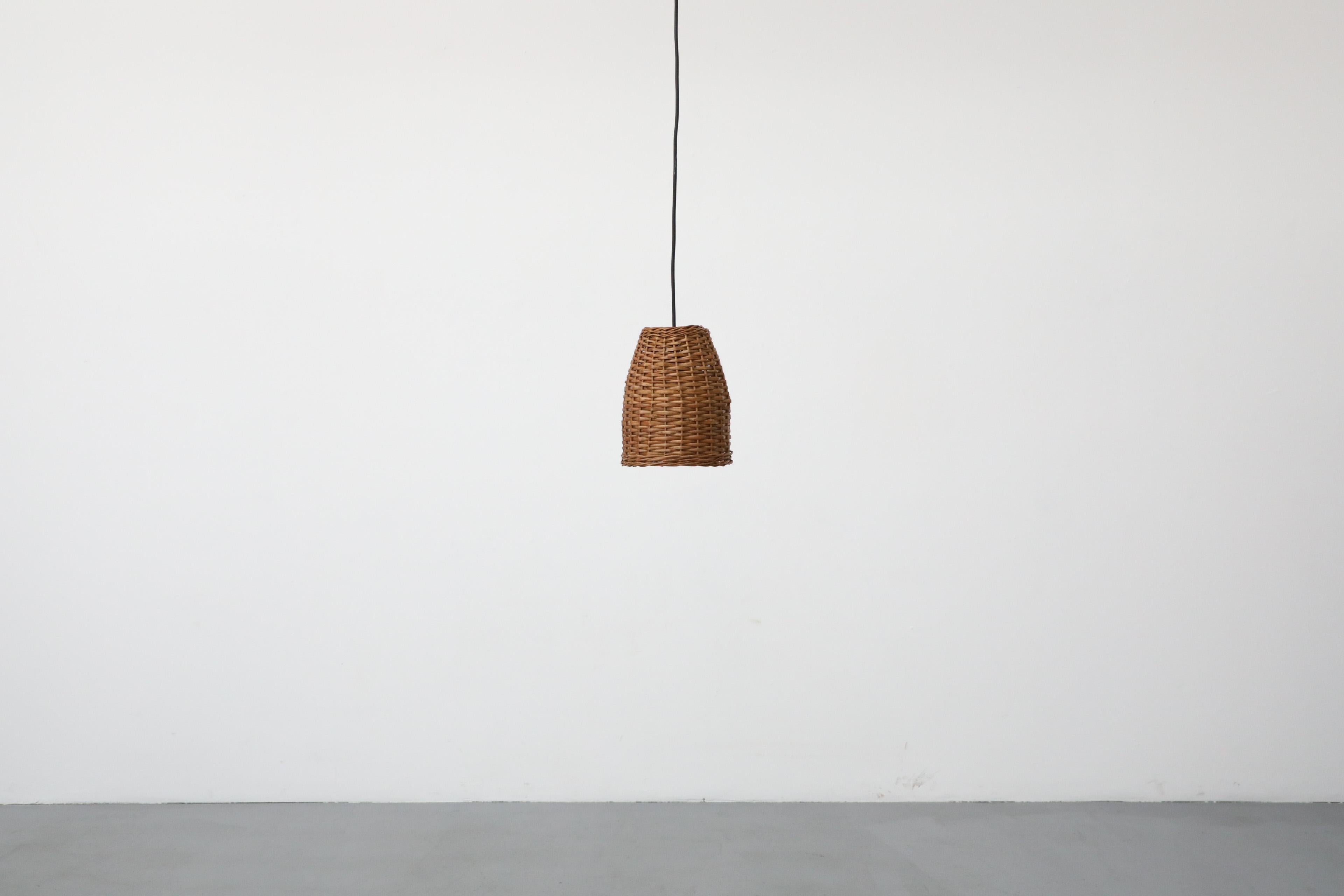 Lampada a sospensione con cesto in rattan intrecciato ispirata al Mid-Century di Paavo Tynell In condizioni buone in vendita a Los Angeles, CA