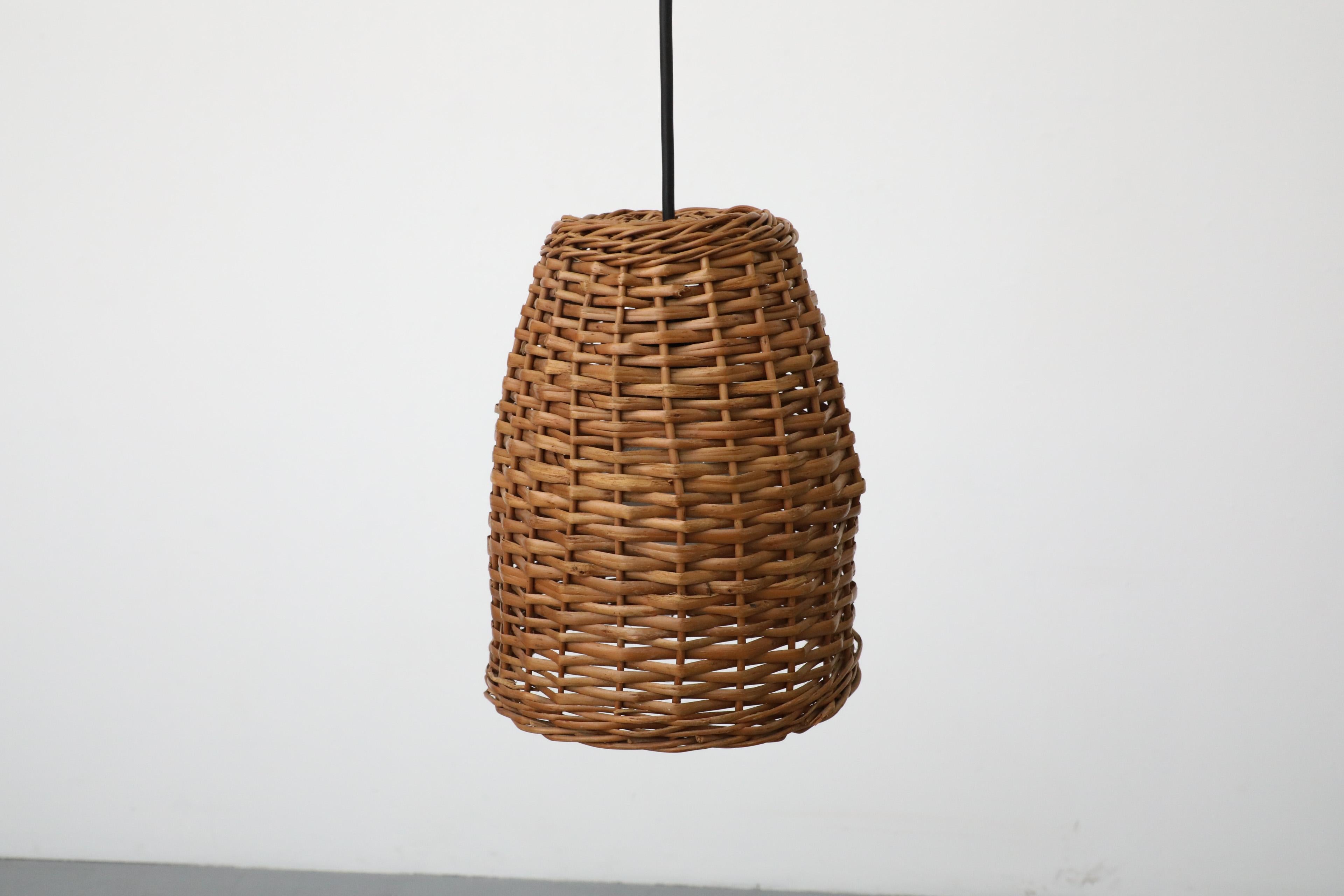 Metà XX secolo Lampada a sospensione con cesto in rattan intrecciato ispirata al Mid-Century di Paavo Tynell in vendita