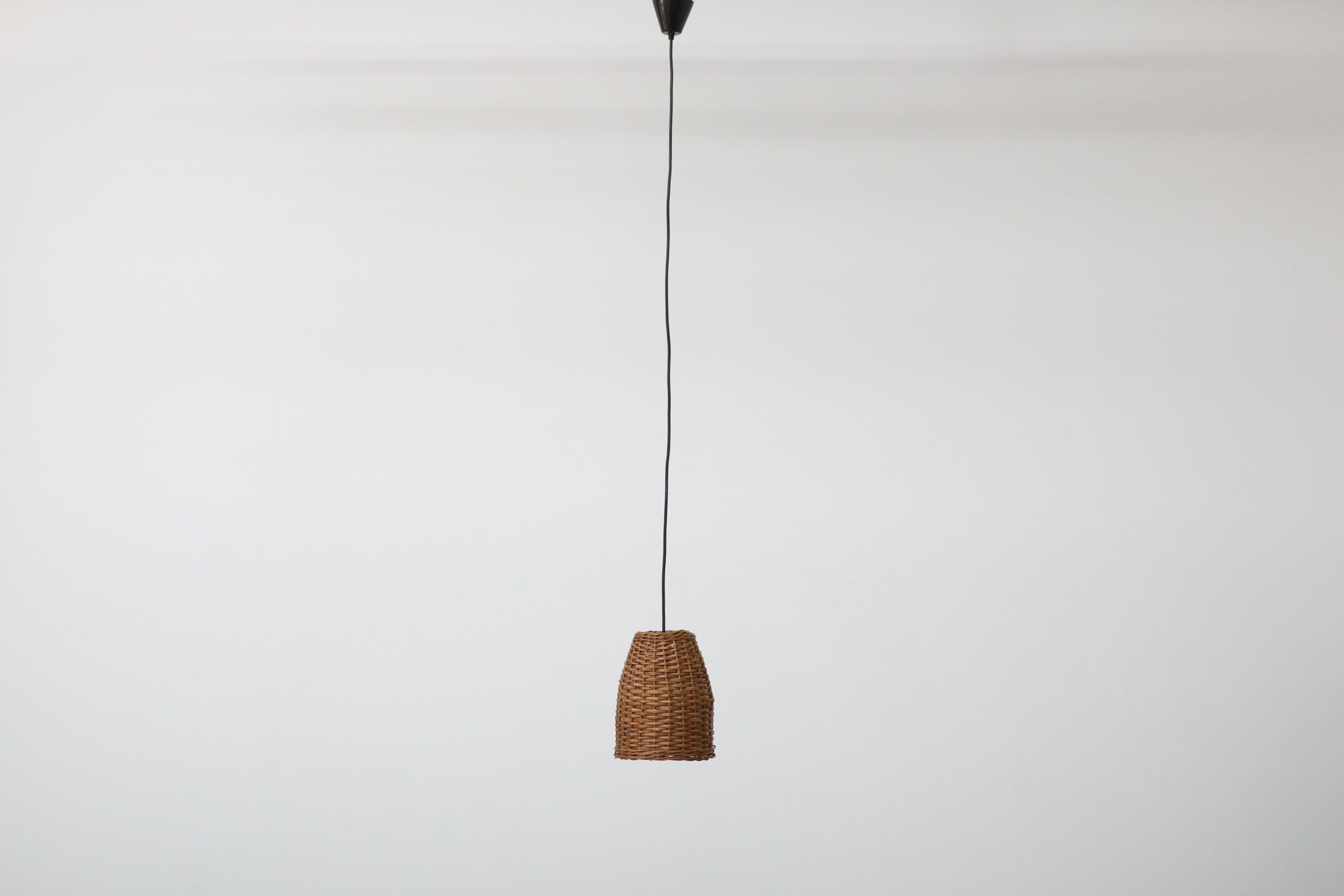 Rattan Lampada a sospensione con cesto in rattan intrecciato ispirata al Mid-Century di Paavo Tynell in vendita