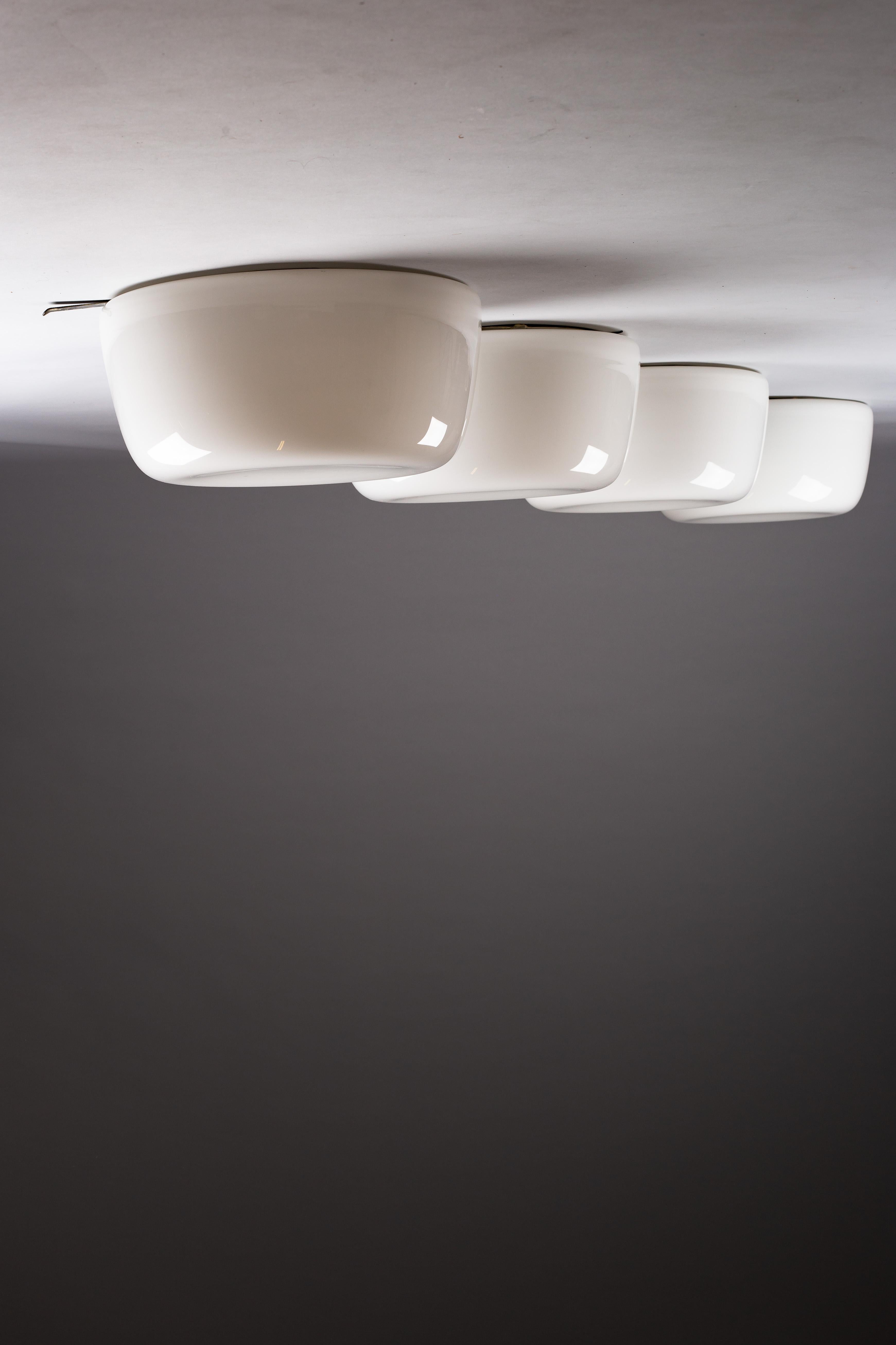 Finlandais Paavo Tynell, grandes montures encastrées en verre opalin de 40 cm, vers 1950 pour Idman Oy. en vente