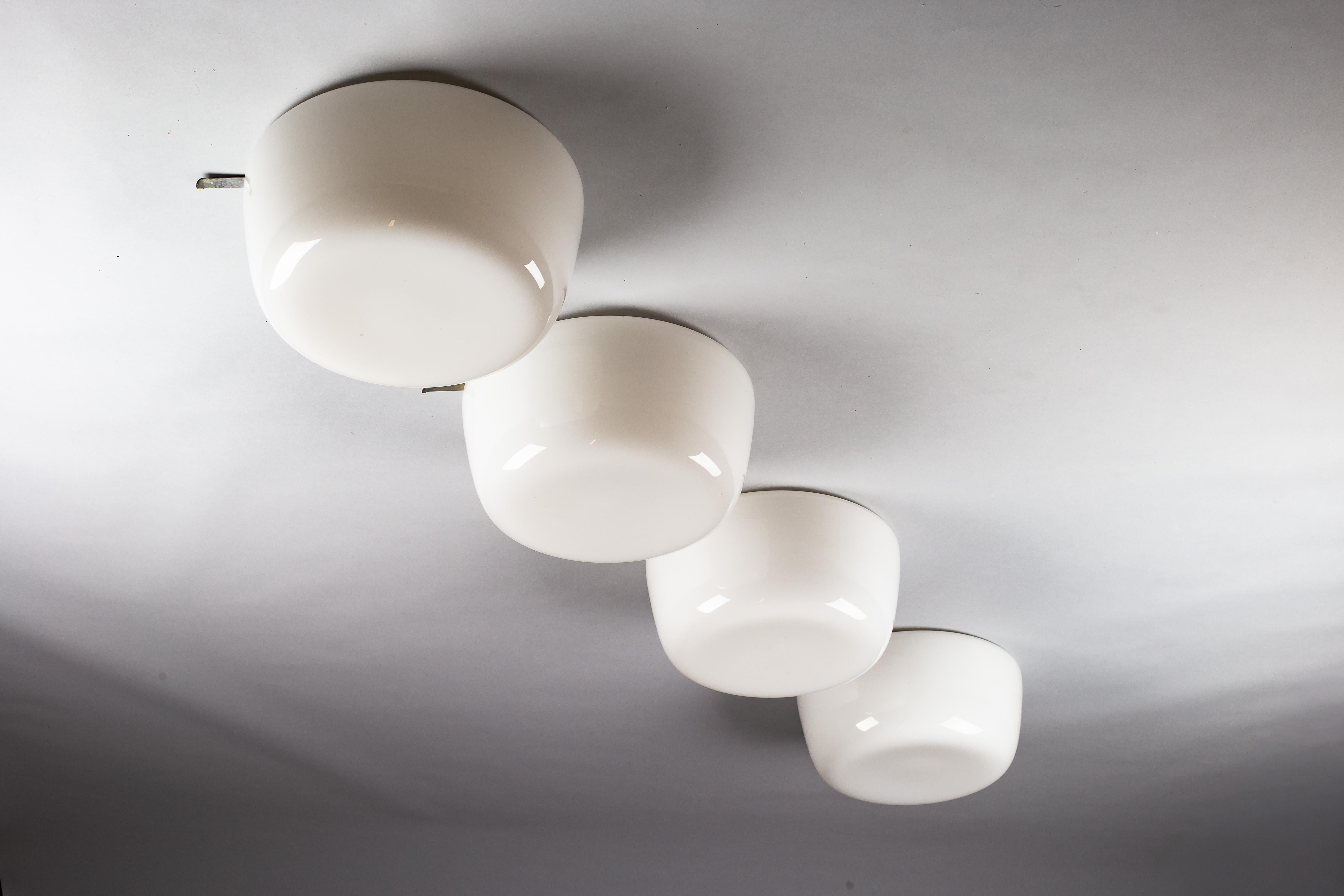 Paavo Tynell, grandes montures encastrées en verre opalin de 40 cm, vers 1950 pour Idman Oy. Bon état - En vente à Turku, Varsinais-Suomi