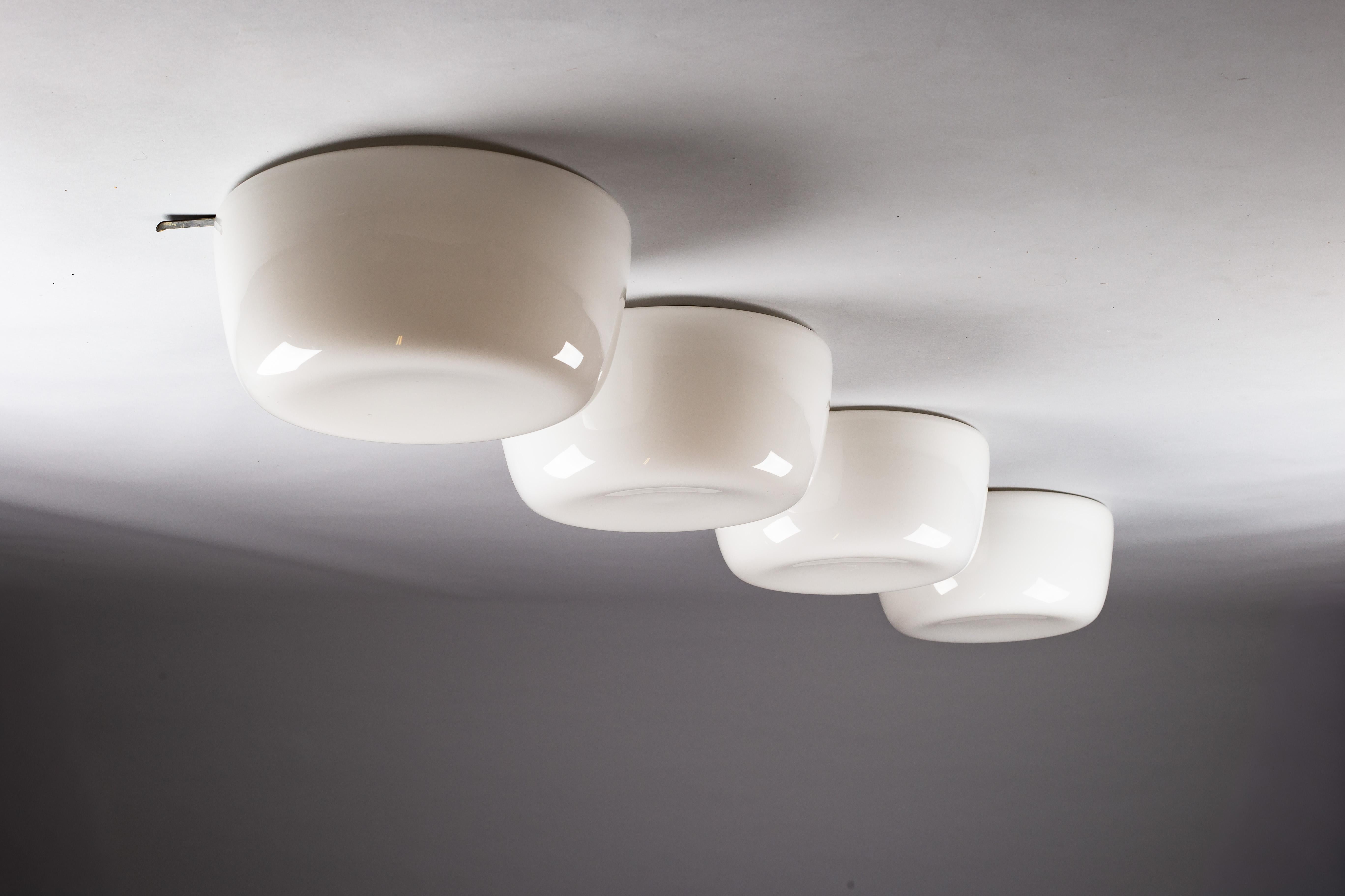 20ième siècle Paavo Tynell, grandes montures encastrées en verre opalin de 40 cm, vers 1950 pour Idman Oy. en vente