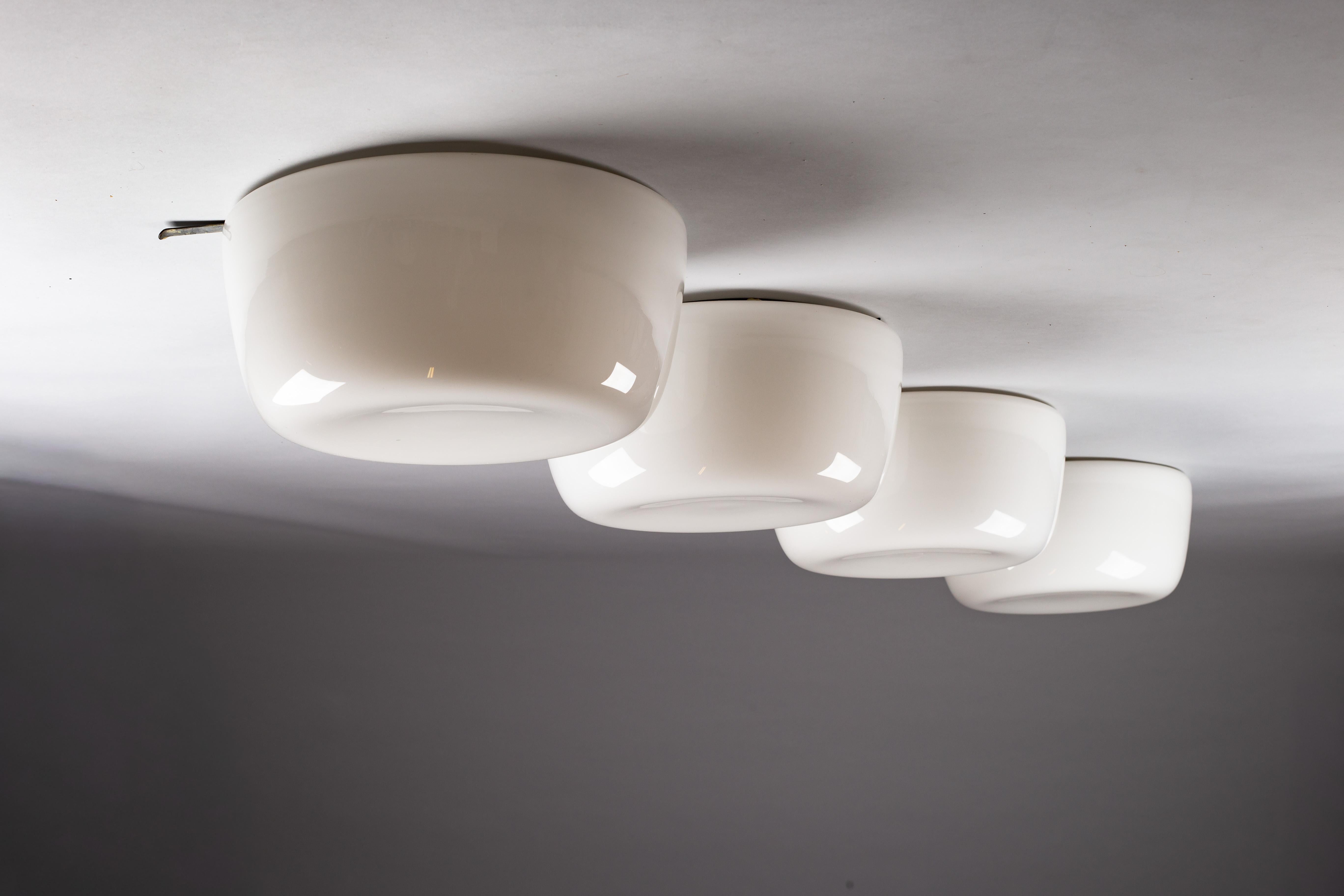 Métal Paavo Tynell, grandes montures encastrées en verre opalin de 40 cm, vers 1950 pour Idman Oy. en vente