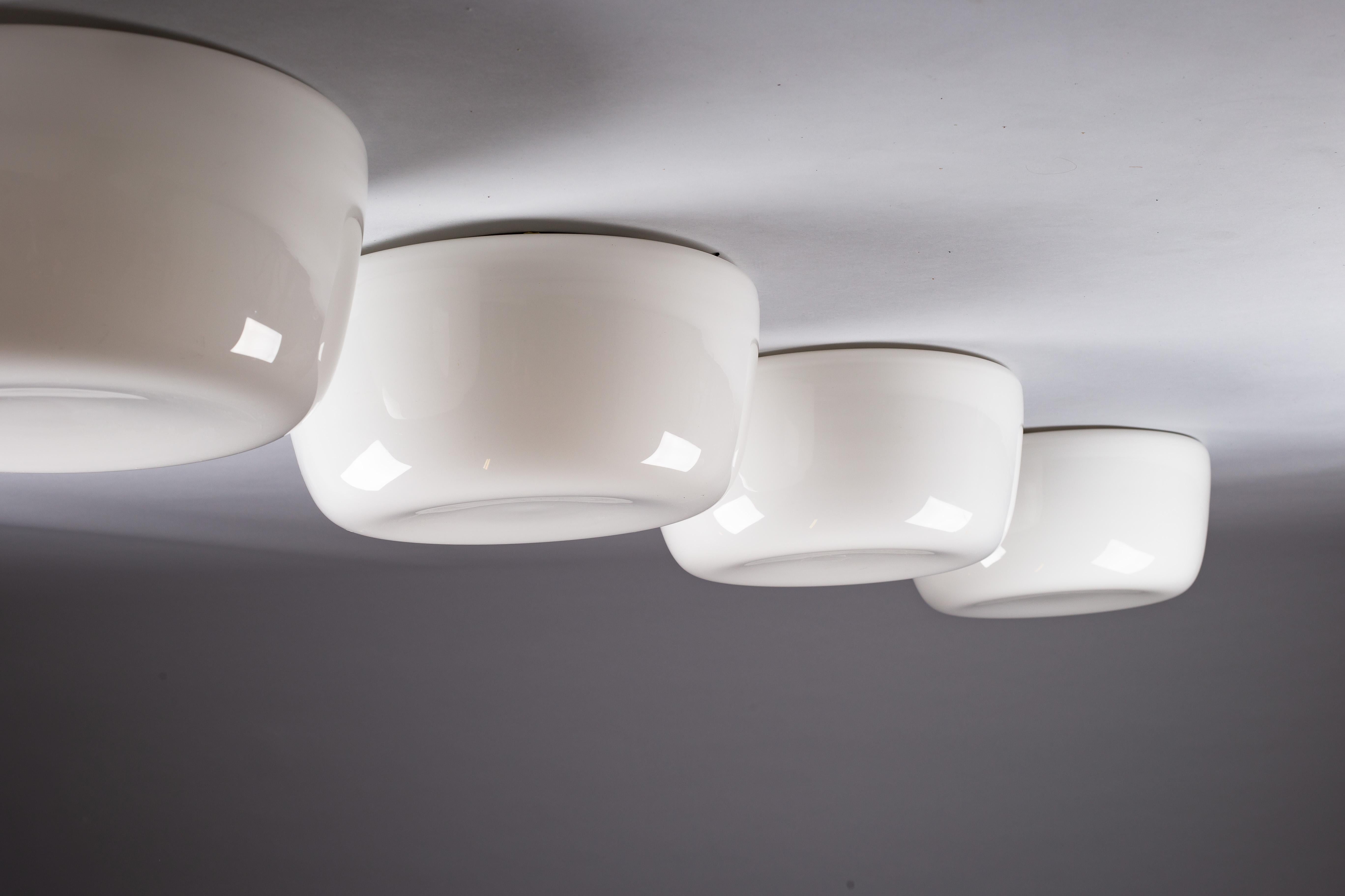 Paavo Tynell, grandes montures encastrées en verre opalin de 40 cm, vers 1950 pour Idman Oy. en vente 1