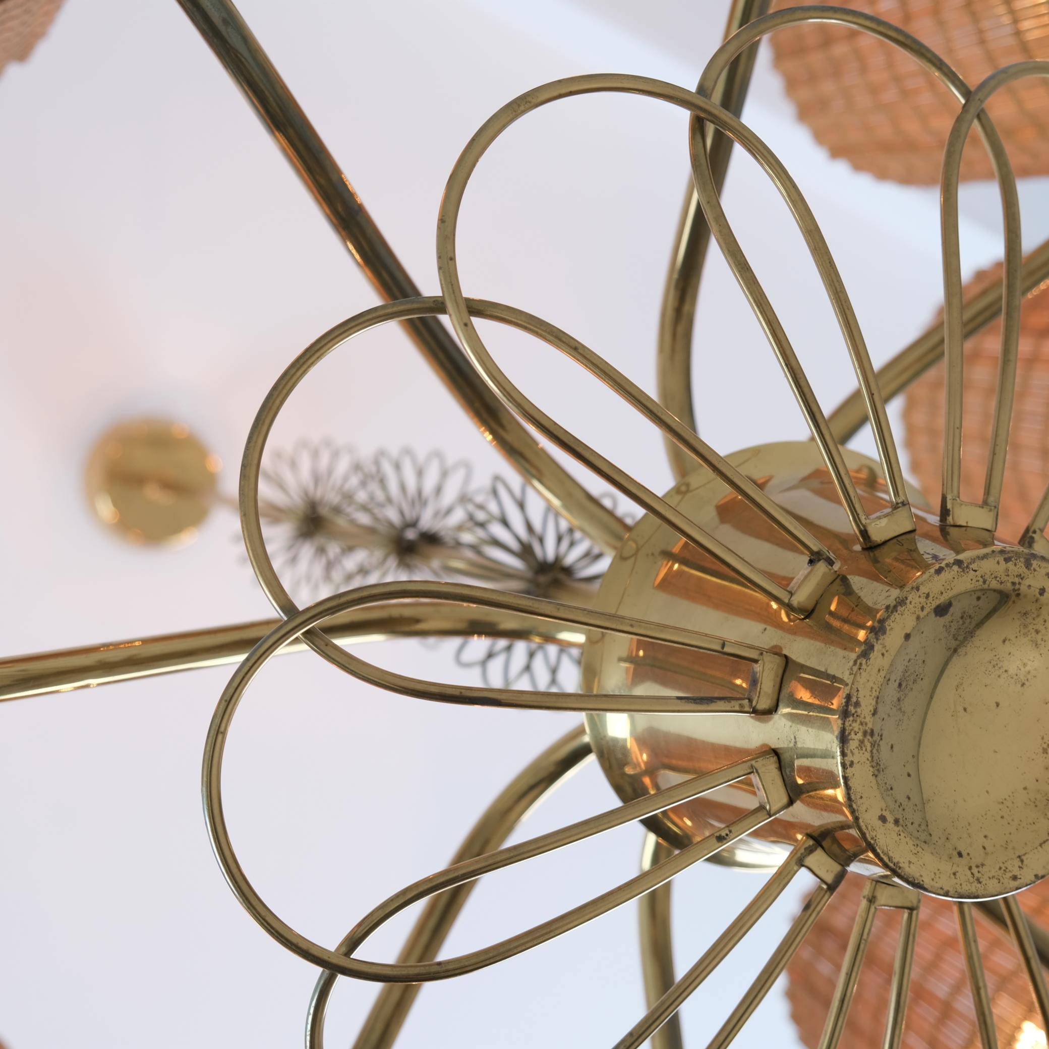Grande lampadario su commissione in ottone e paralumi in rattan di Paavo Tynell, Taito 1950 in vendita 3