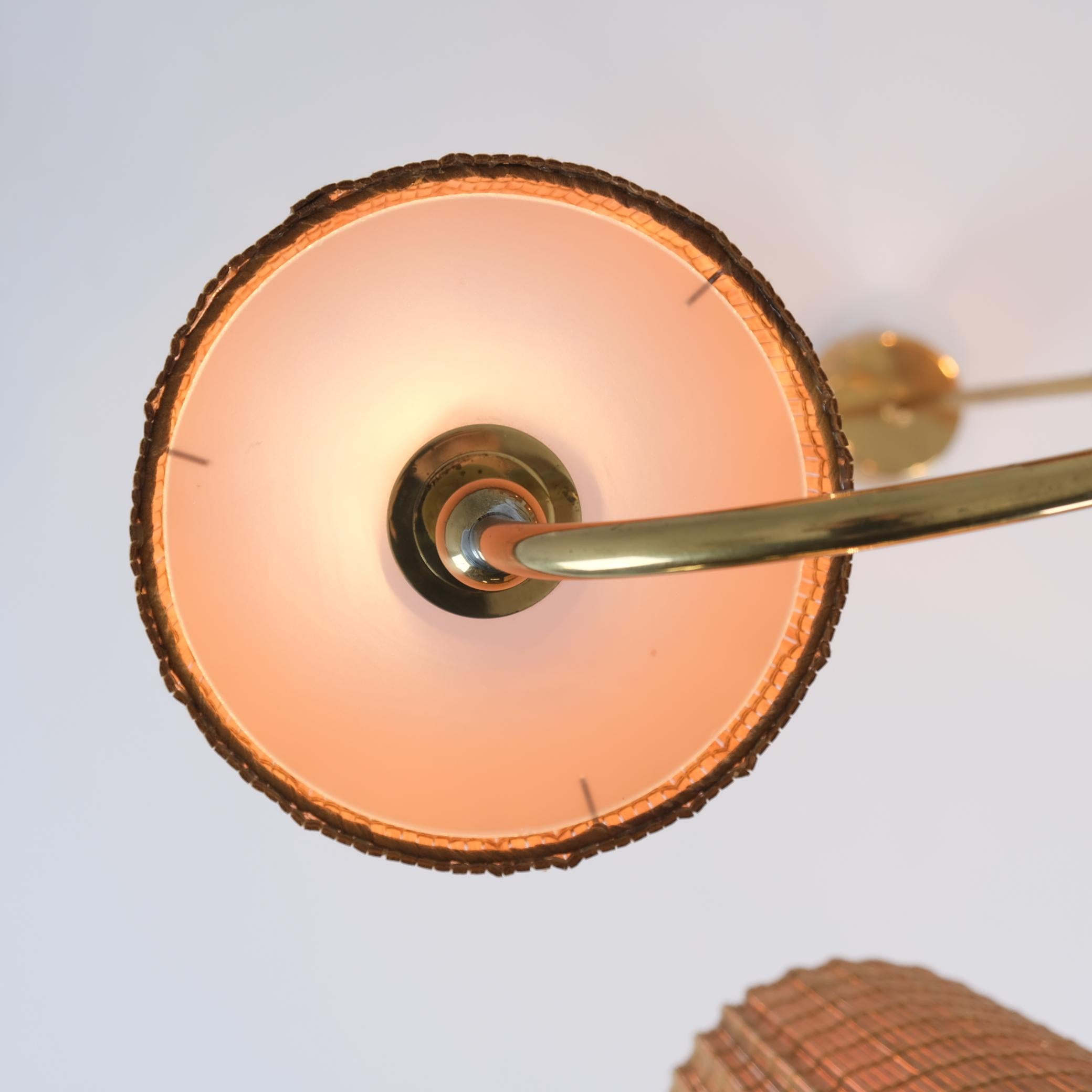 Grande lampadario su commissione in ottone e paralumi in rattan di Paavo Tynell, Taito 1950 in vendita 5