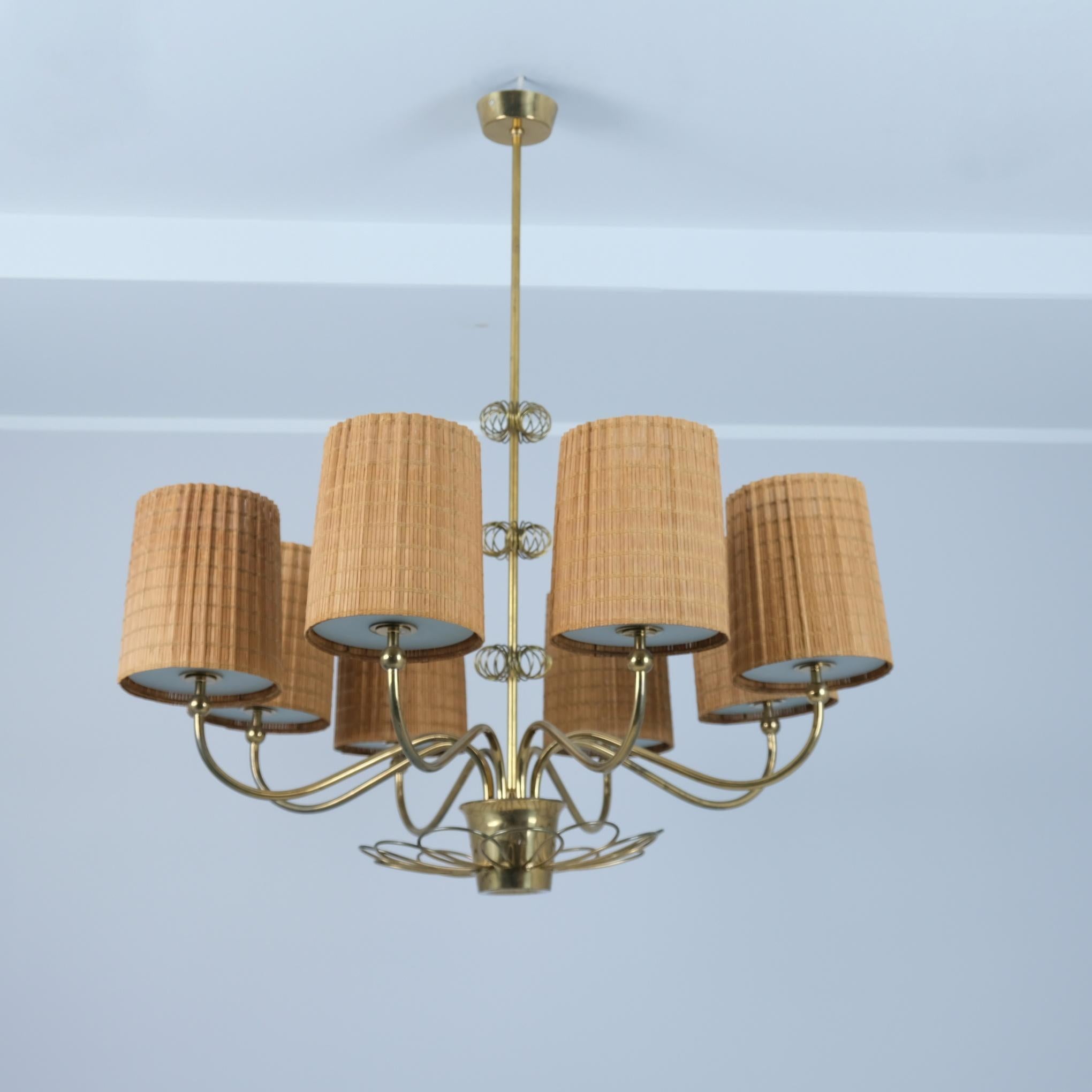 Mid-Century moderno Grande lampadario su commissione in ottone e paralumi in rattan di Paavo Tynell, Taito 1950 in vendita