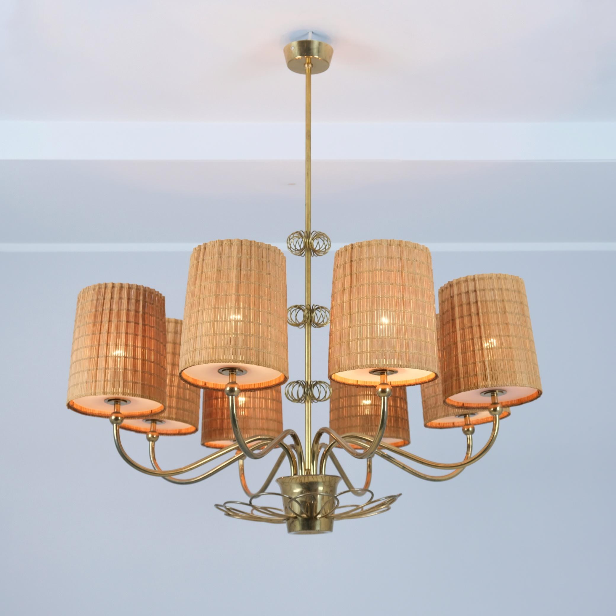 Finlandese Grande lampadario su commissione in ottone e paralumi in rattan di Paavo Tynell, Taito 1950 in vendita