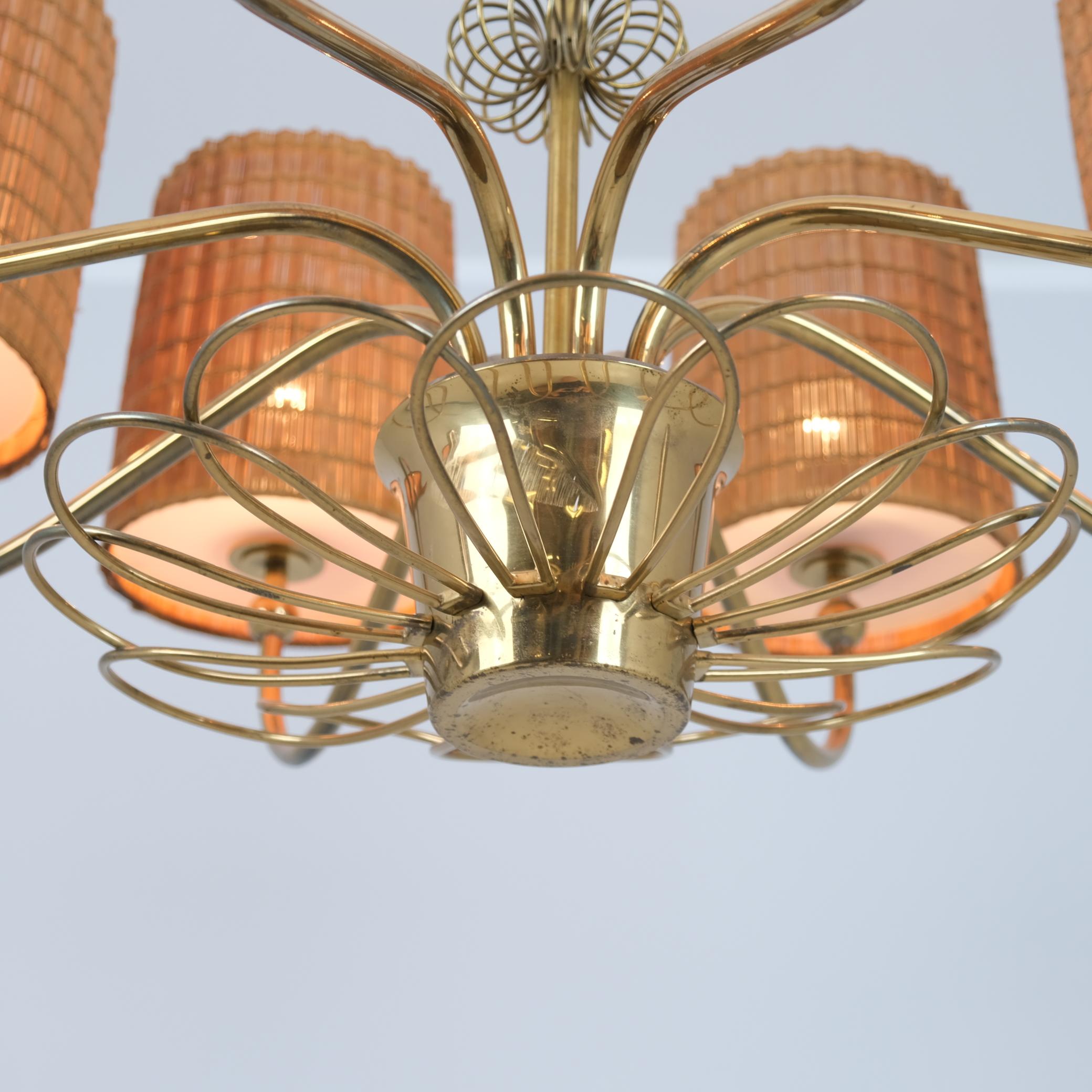 Grande lampadario su commissione in ottone e paralumi in rattan di Paavo Tynell, Taito 1950 In condizioni buone in vendita a Helsinki, FI