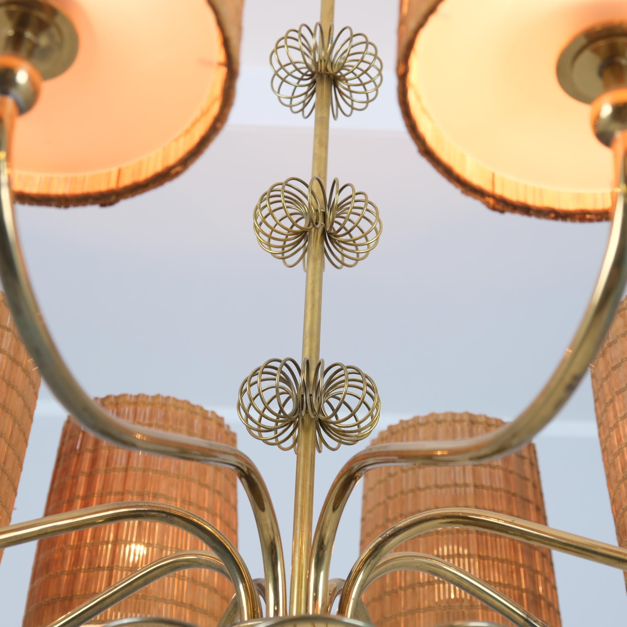 Metà XX secolo Grande lampadario su commissione in ottone e paralumi in rattan di Paavo Tynell, Taito 1950 in vendita