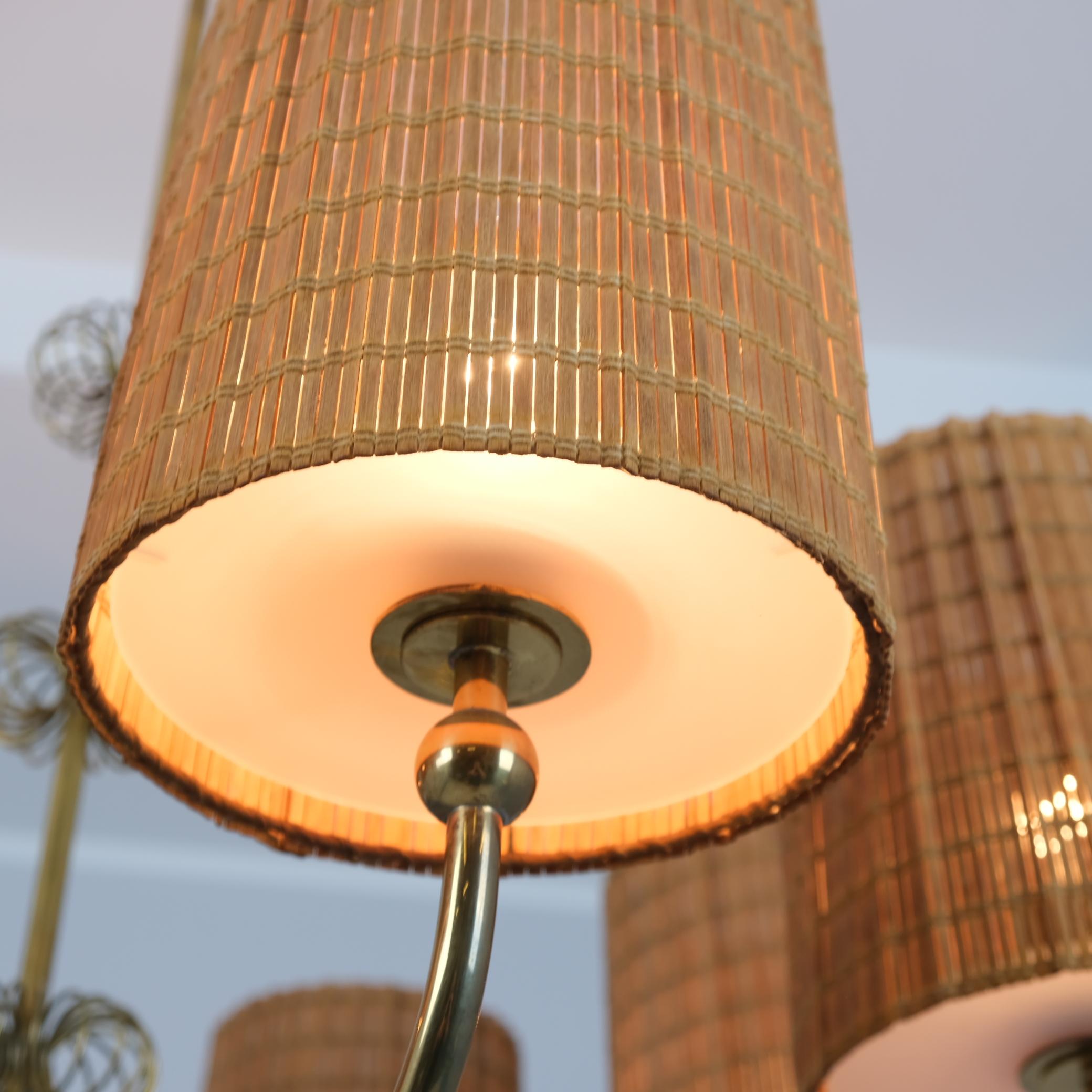 Ottone Grande lampadario su commissione in ottone e paralumi in rattan di Paavo Tynell, Taito 1950 in vendita