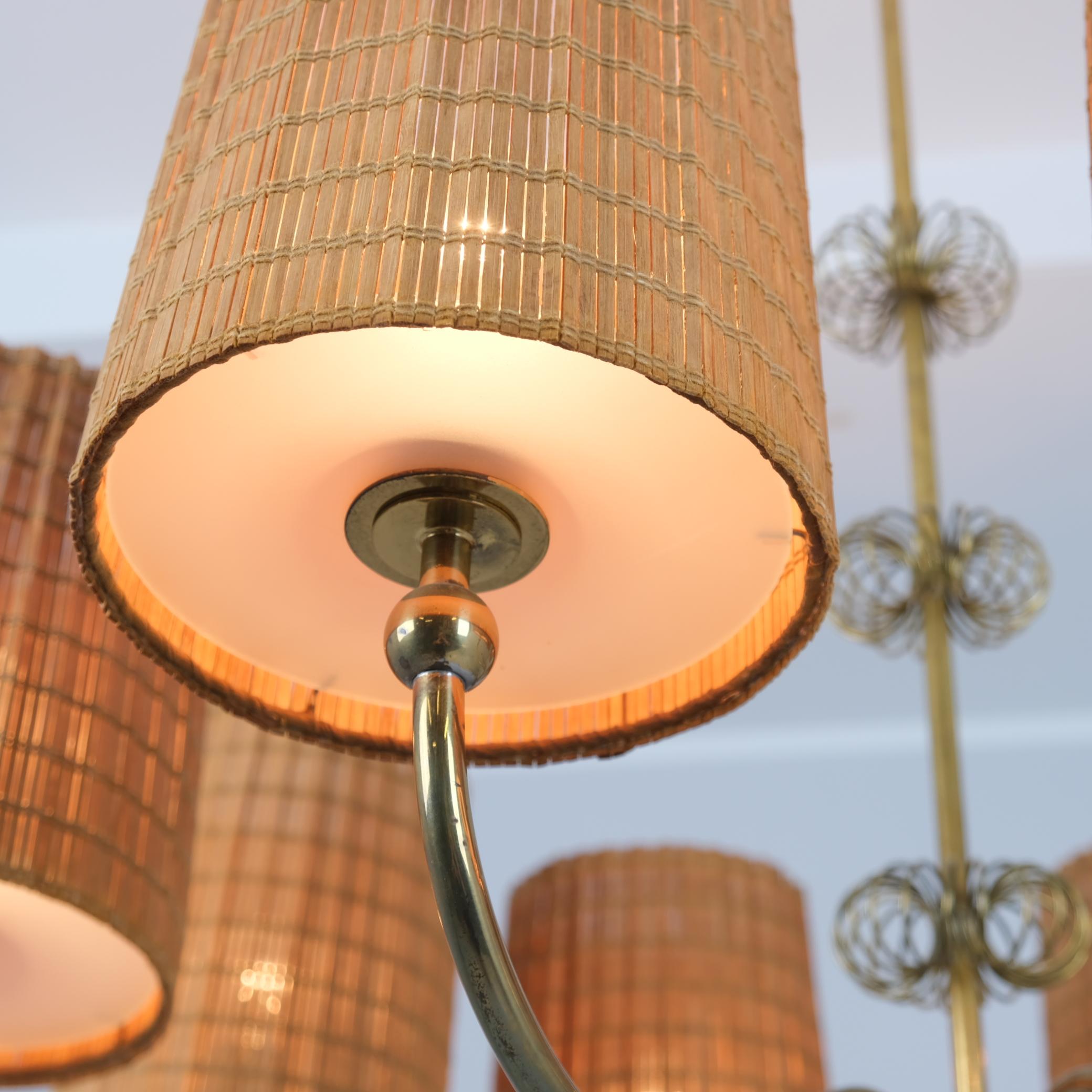 Grande lampadario su commissione in ottone e paralumi in rattan di Paavo Tynell, Taito 1950 in vendita 1