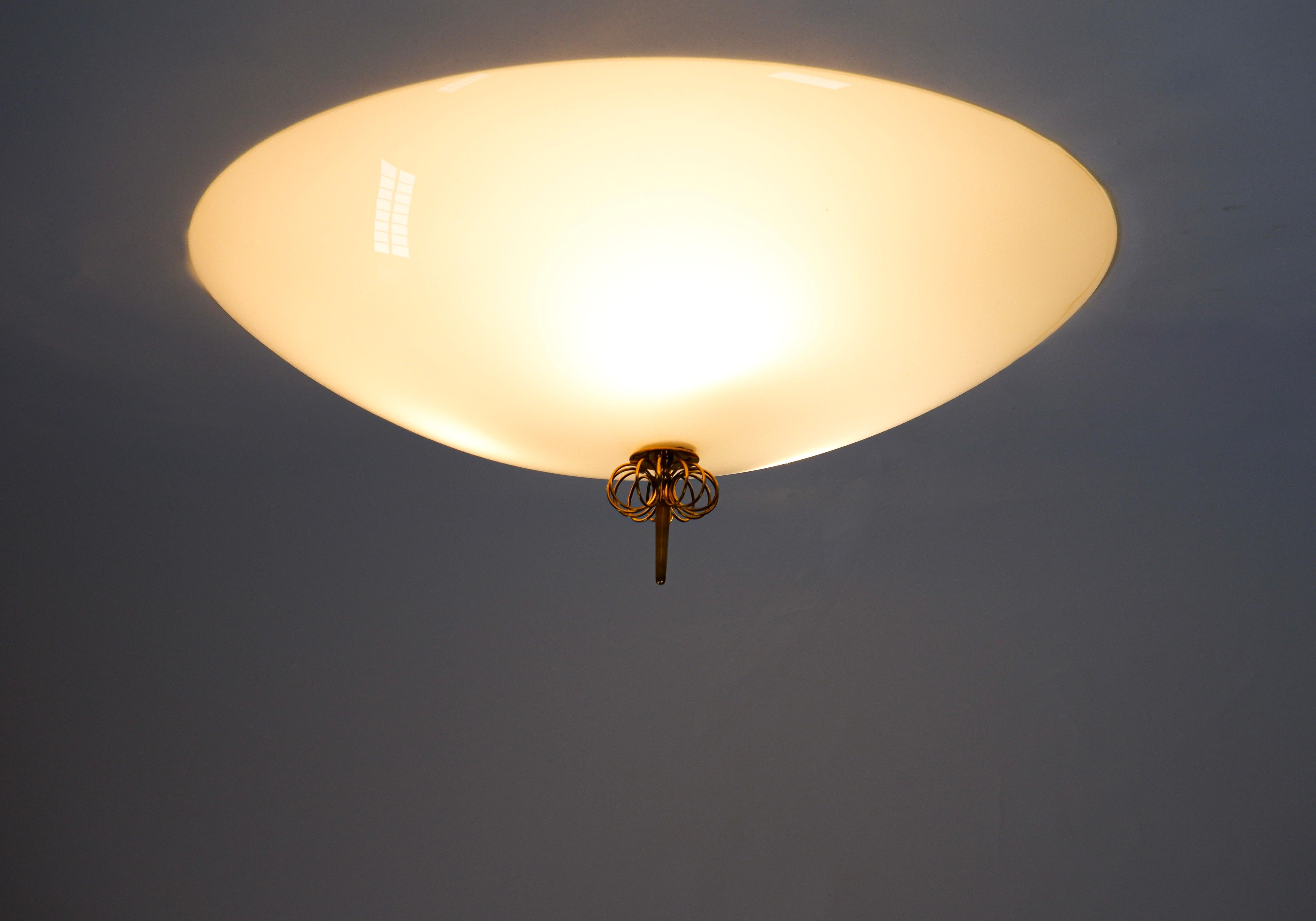 Paavo Tynell, gran empotrable opalino modelo 2093 para Idman mediados del siglo XX en venta
