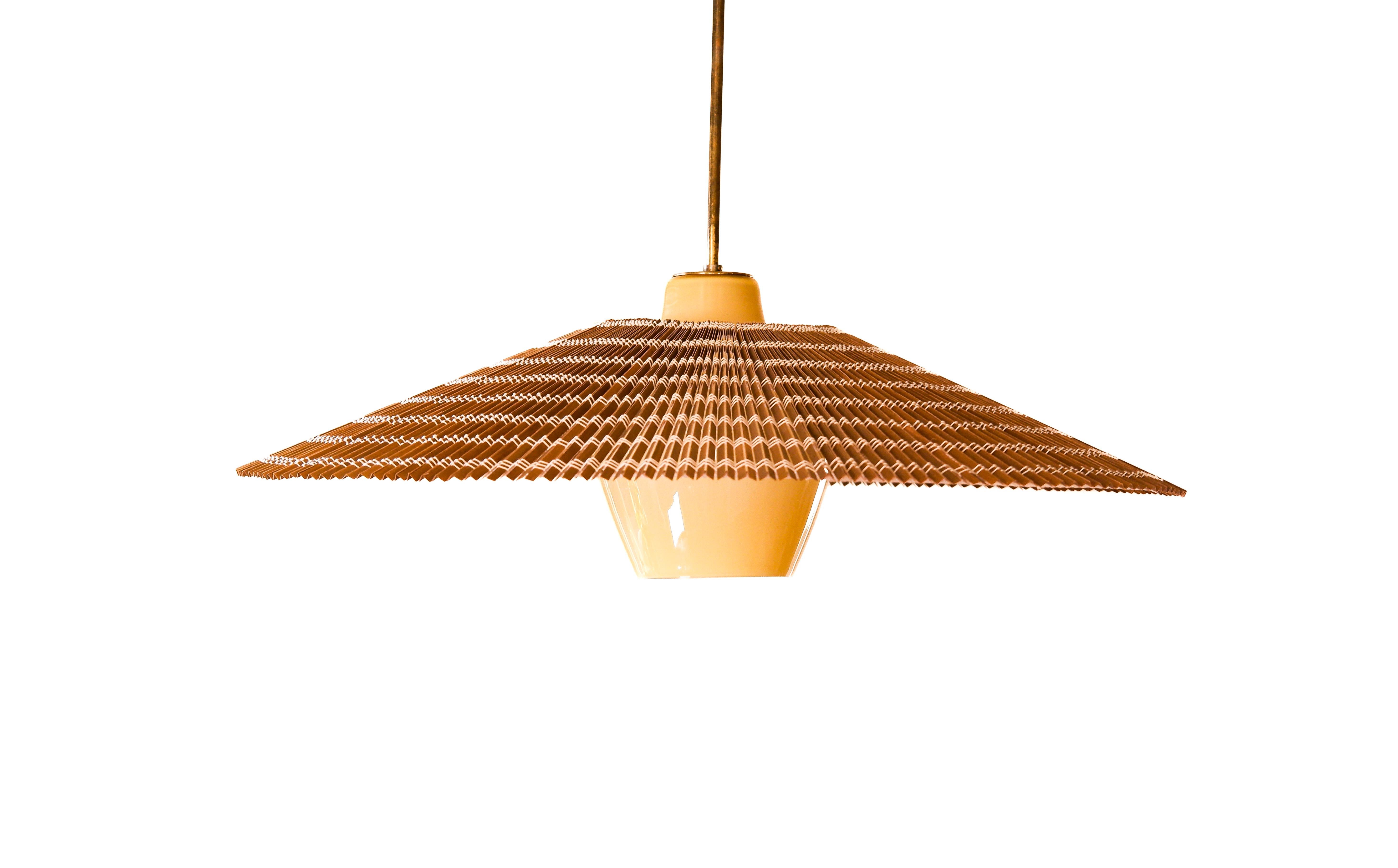 Très grande lampe suspendue Paavo Tynell en verre opale laiton et rotin modèle 1093, conçue dans les années 50 par Tynell et produite par Taito. La lampe a un très grand abat-jour en rotin, 75 cm. L'ombrière a été rénovée. La lampe est en très bon