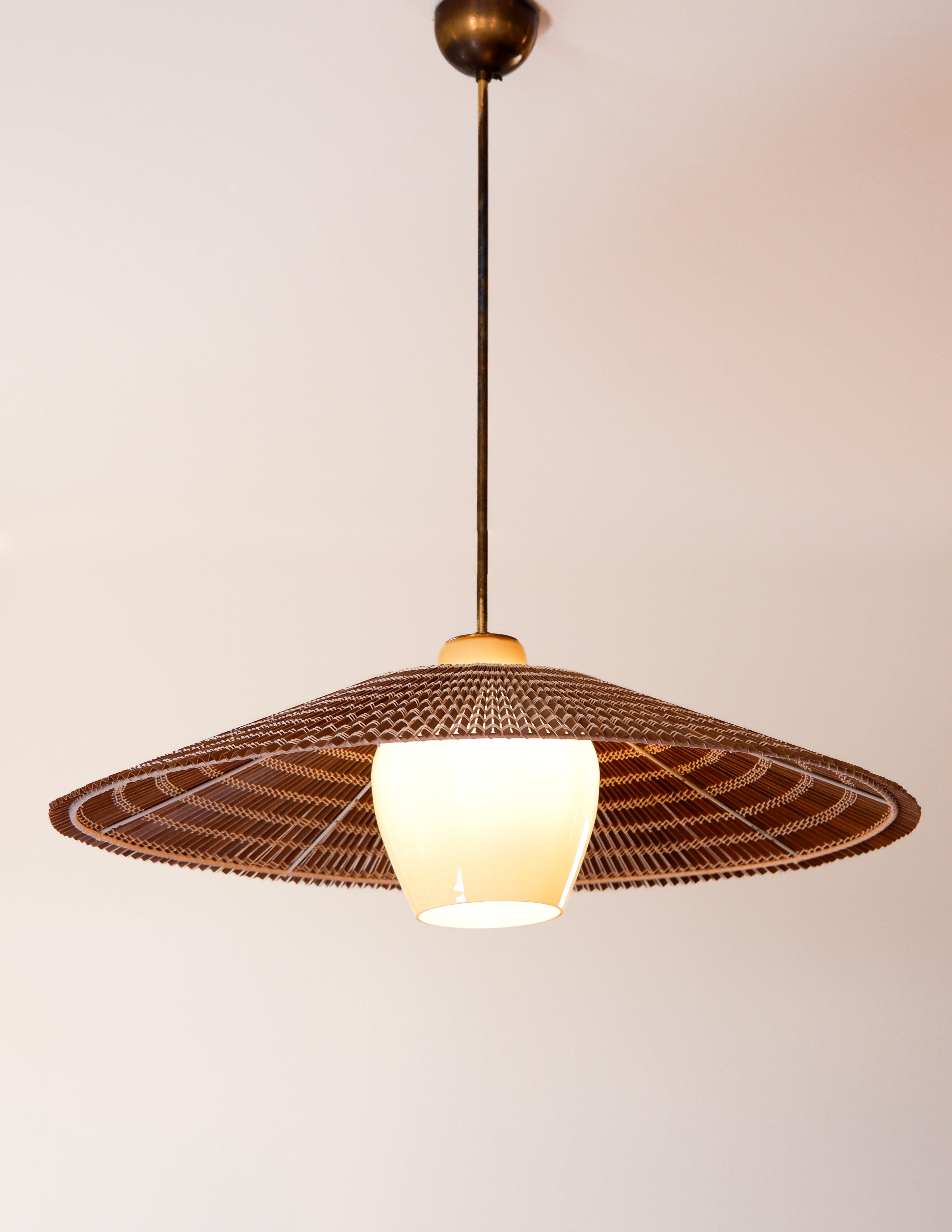 Scandinave moderne Paavo Tynell, grand pendentif modèle 1093 pour Taito.