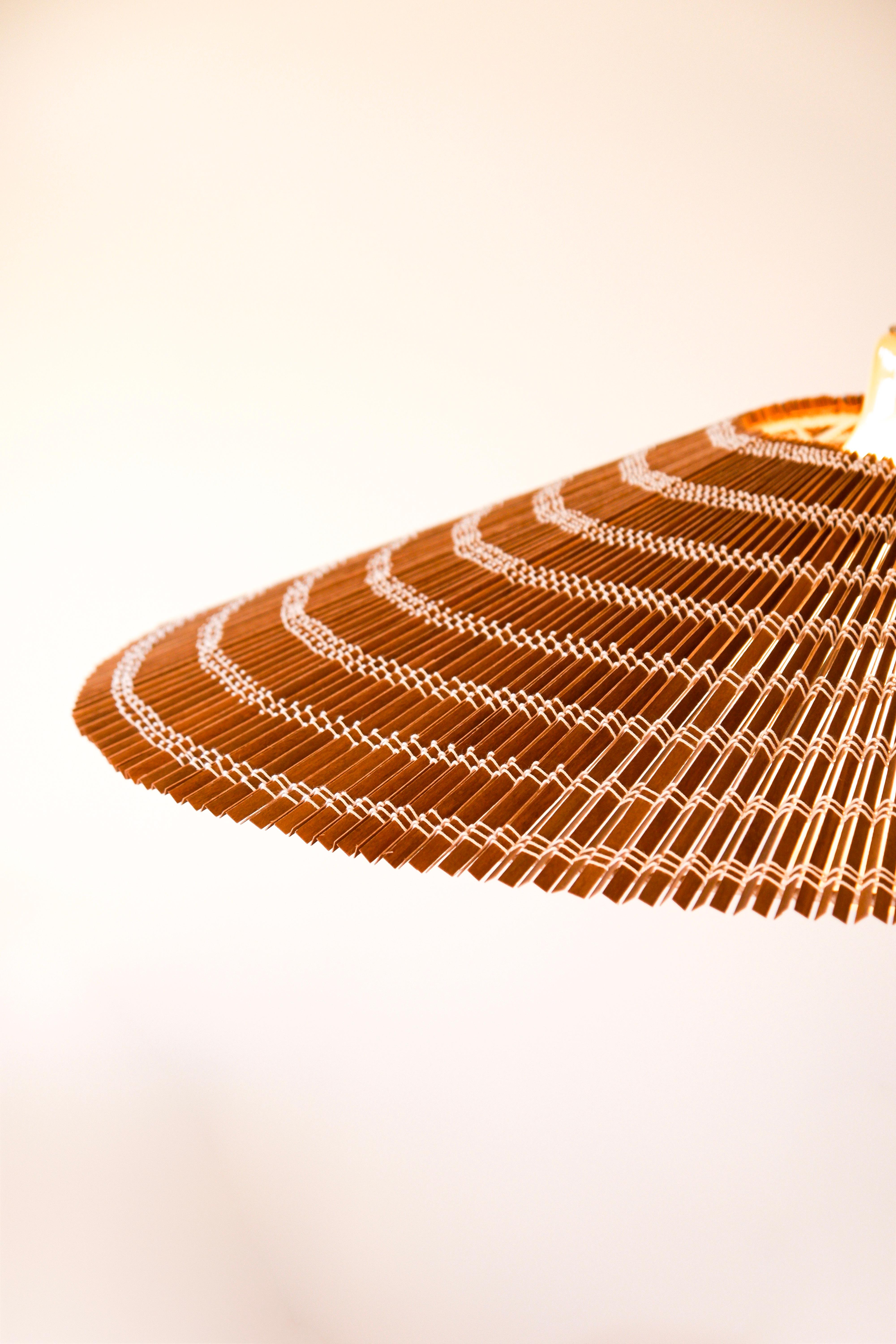 Laiton Paavo Tynell, grand pendentif modèle 1093 pour Taito.