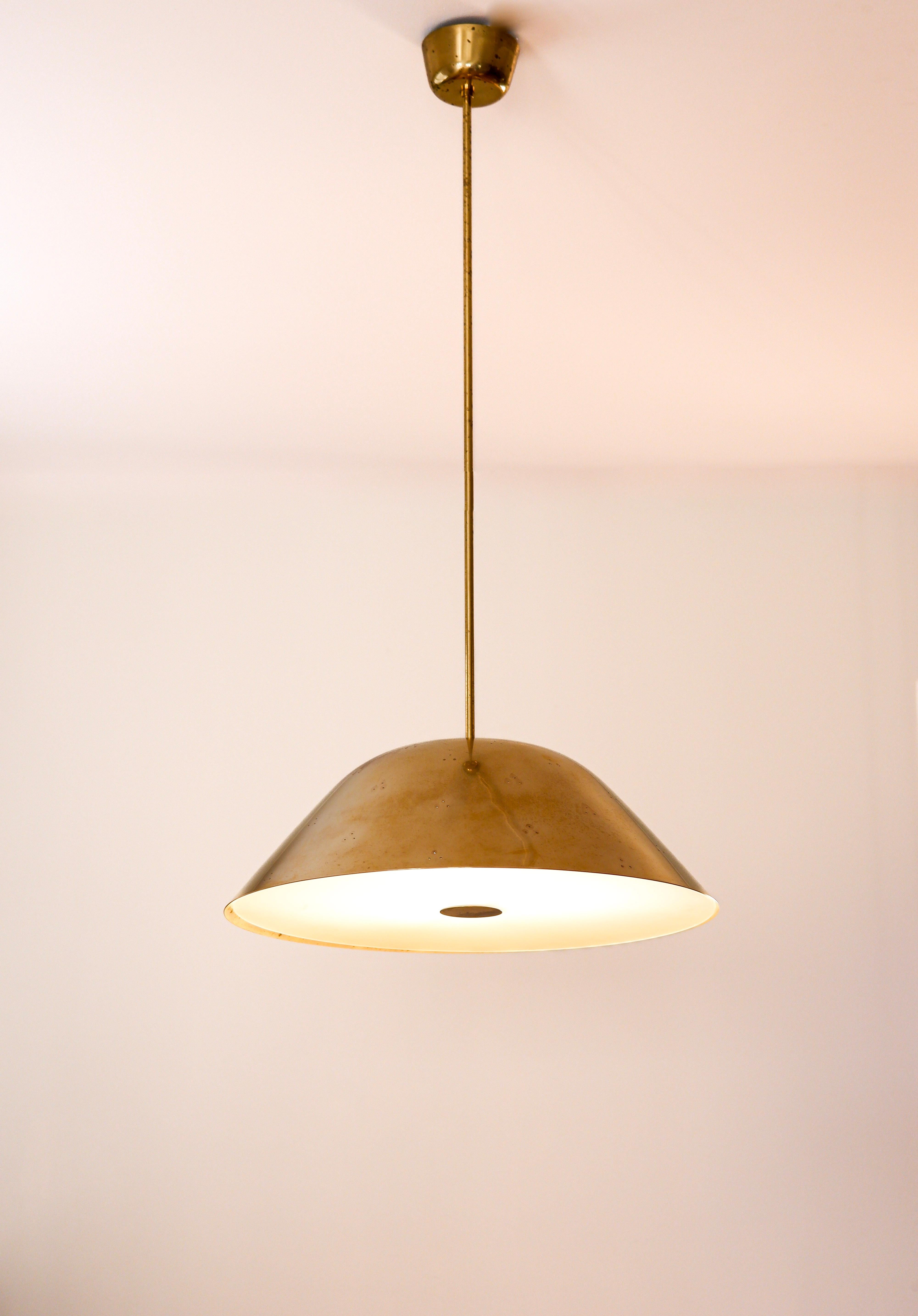 Scandinave moderne Paavo Tynell, grand pendentif en laiton perforé commandé pour Taito Oy en vente