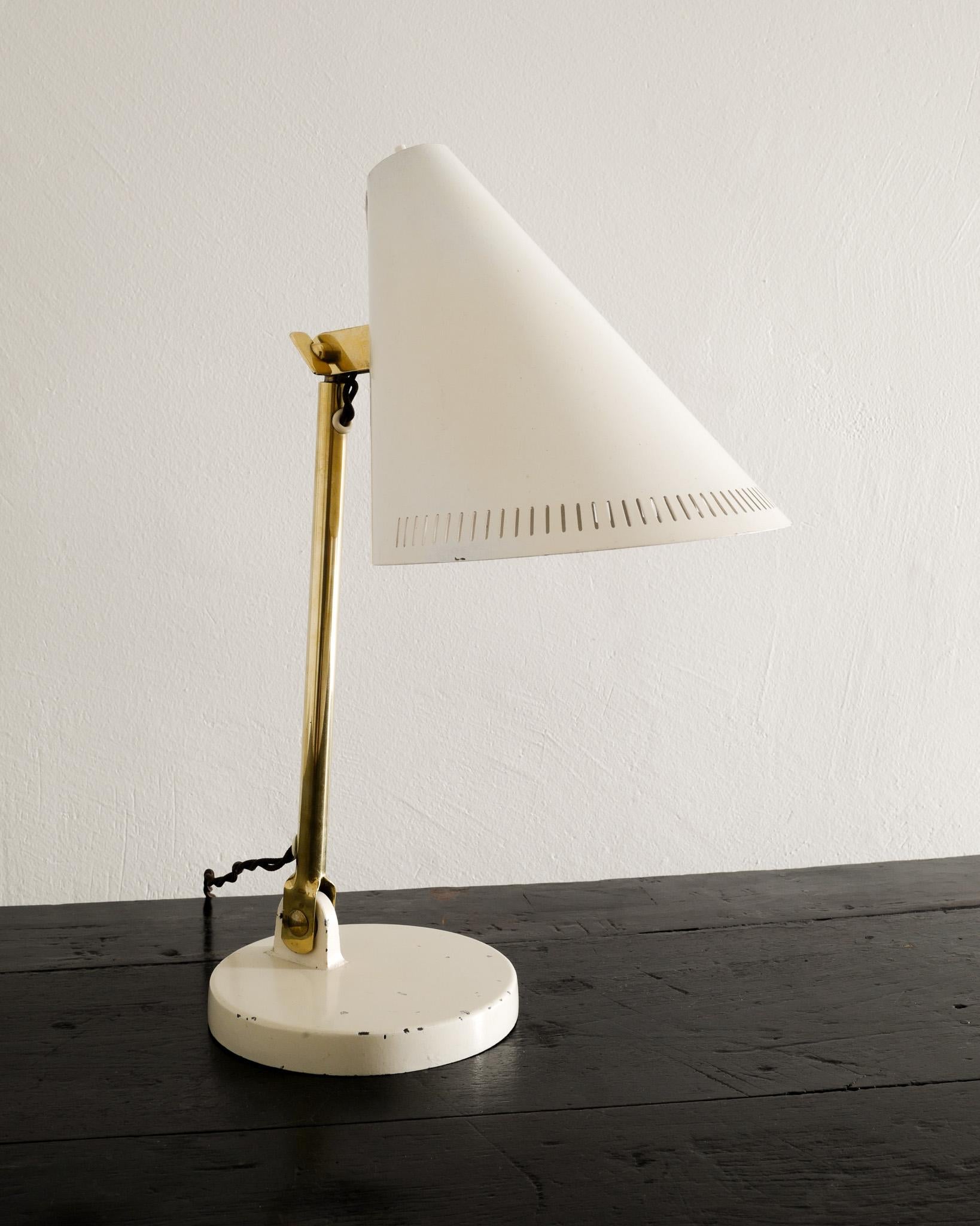 Paavo Tynell Mid Century Desk Table Lamp Model 9222 Produced by Taito Oy, 1940s In Good Condition For Sale In Stockholm, SE