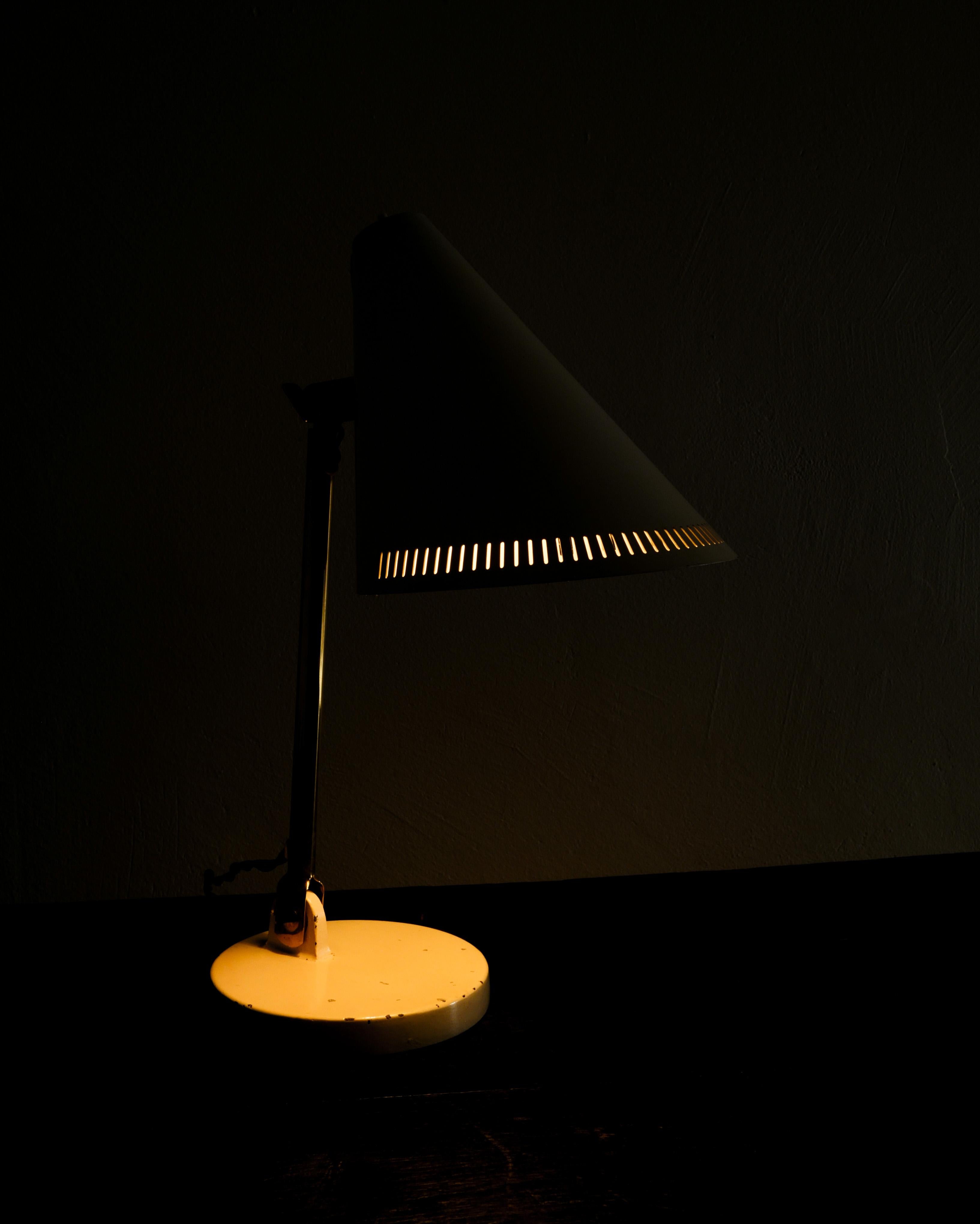 Milieu du XXe siècle Lampe de bureau du milieu du siècle Paavo Tynell, modèle 9222 Produit par Taito Oy, années 1940 en vente