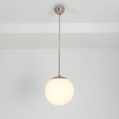 Lámpara colgante minimalista 1602 de Paavo Tynell, metal cromado y cristal opalino, Idman, década de 1950