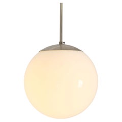 Lampada a sospensione minimalista Paavo Tynell 1602, metallo cromato e vetro opalino, Idman, anni '50