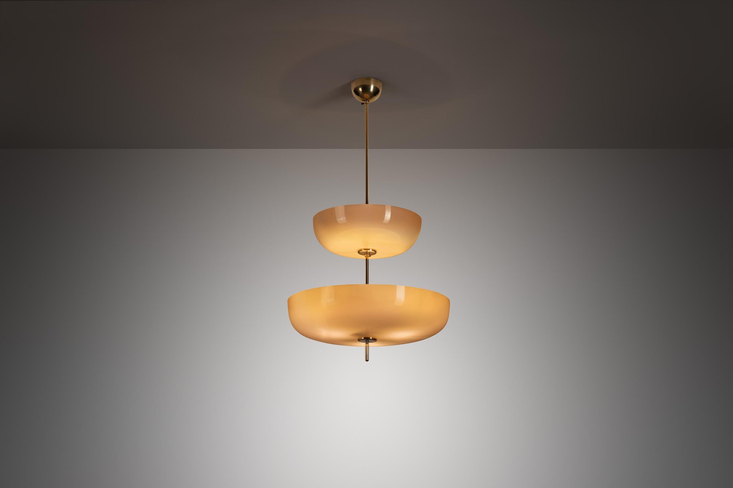 Paavo Tynell ist einer der bekanntesten und meistgesuchten finnischen Designer der Jahrhundertmitte, ein echter Pionier der nordischen Beleuchtung. Diese Leuchte wurde von dem berühmten finnischen Hersteller Taito Oy produziert, einem der