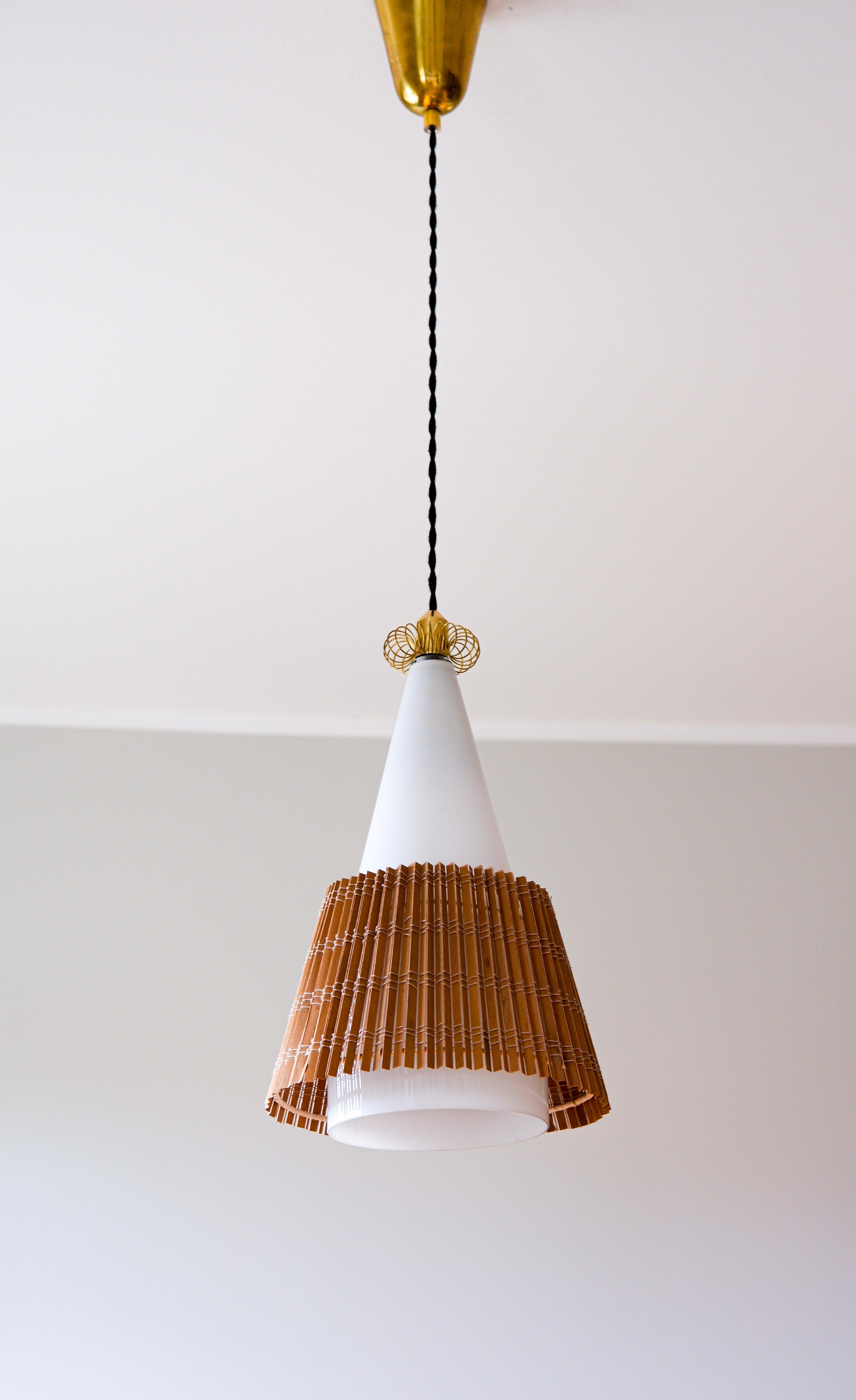 Scandinave moderne Paavo Tynell modèle 1082, abat-jour en rotin, vers 1960. en vente