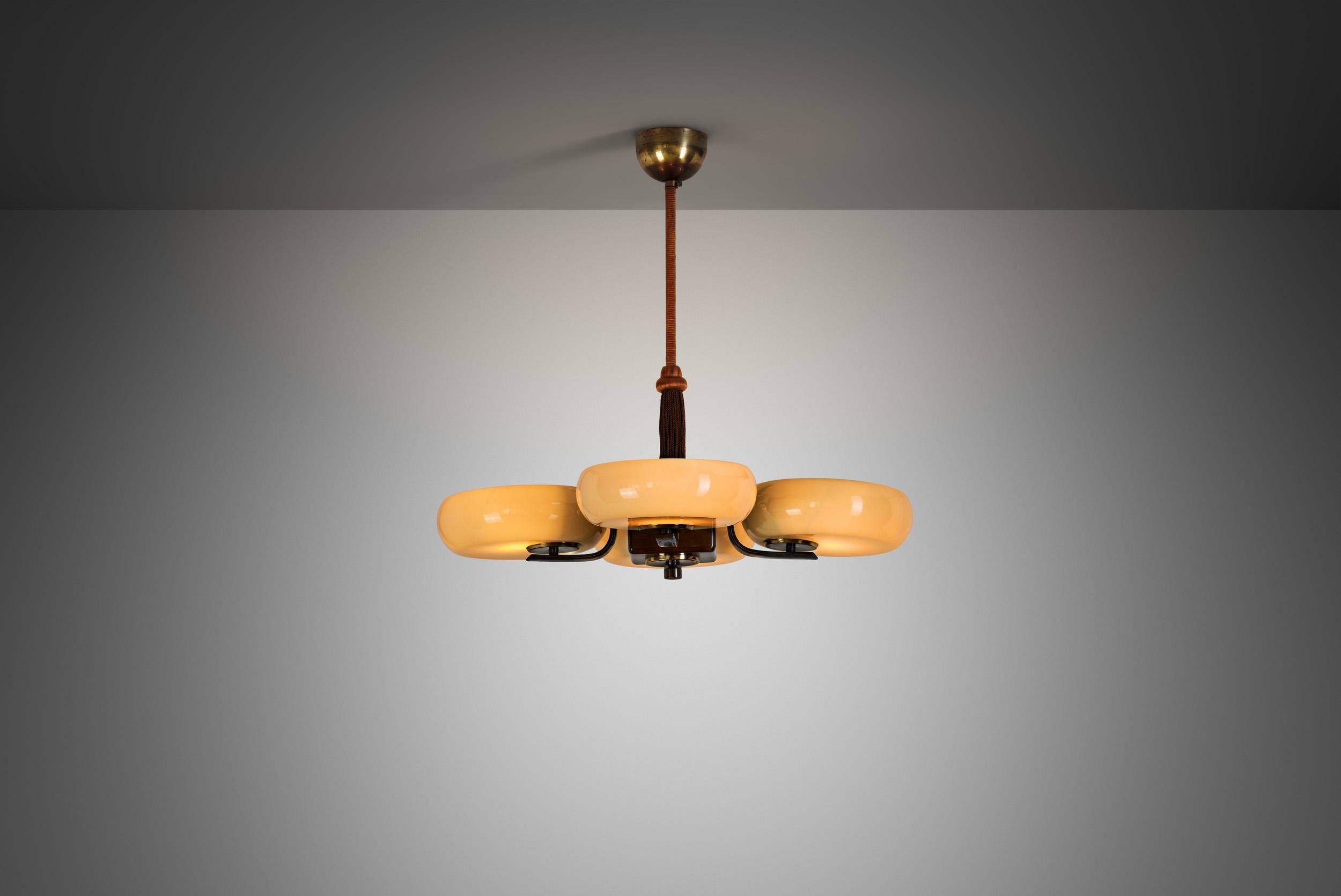 Paavo Tynell (1890-1973) è considerato uno dei pionieri dell'illuminazione finlandese, celebrato per il suo approccio poetico che fondeva l'ispirazione naturale con una raffinata maestria artigianale. Lavorando per la sua azienda, Taito, durante la