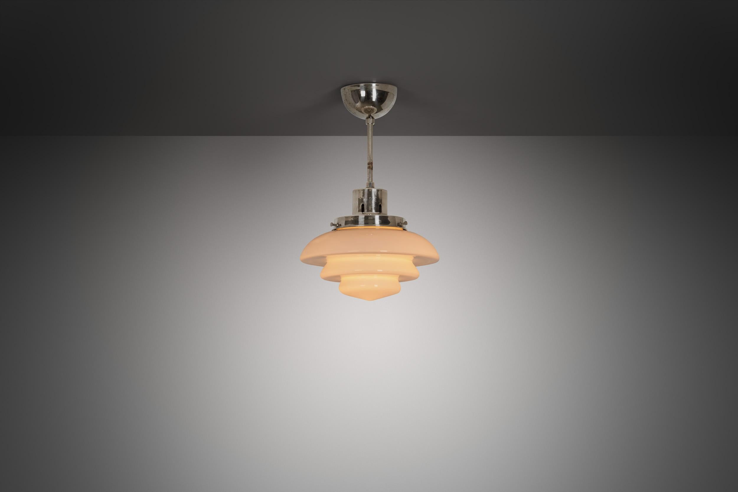 Paavo Tynell gilt als eine der einflussreichsten Stimmen der finnischen Lichtkunst. Als Mitbegründer und künstlerischer Leiter von Taito prägte er eine neue Idee von häuslicher Beleuchtung. Er hat das industrielle Licht aufgeweicht und atmosphärisch