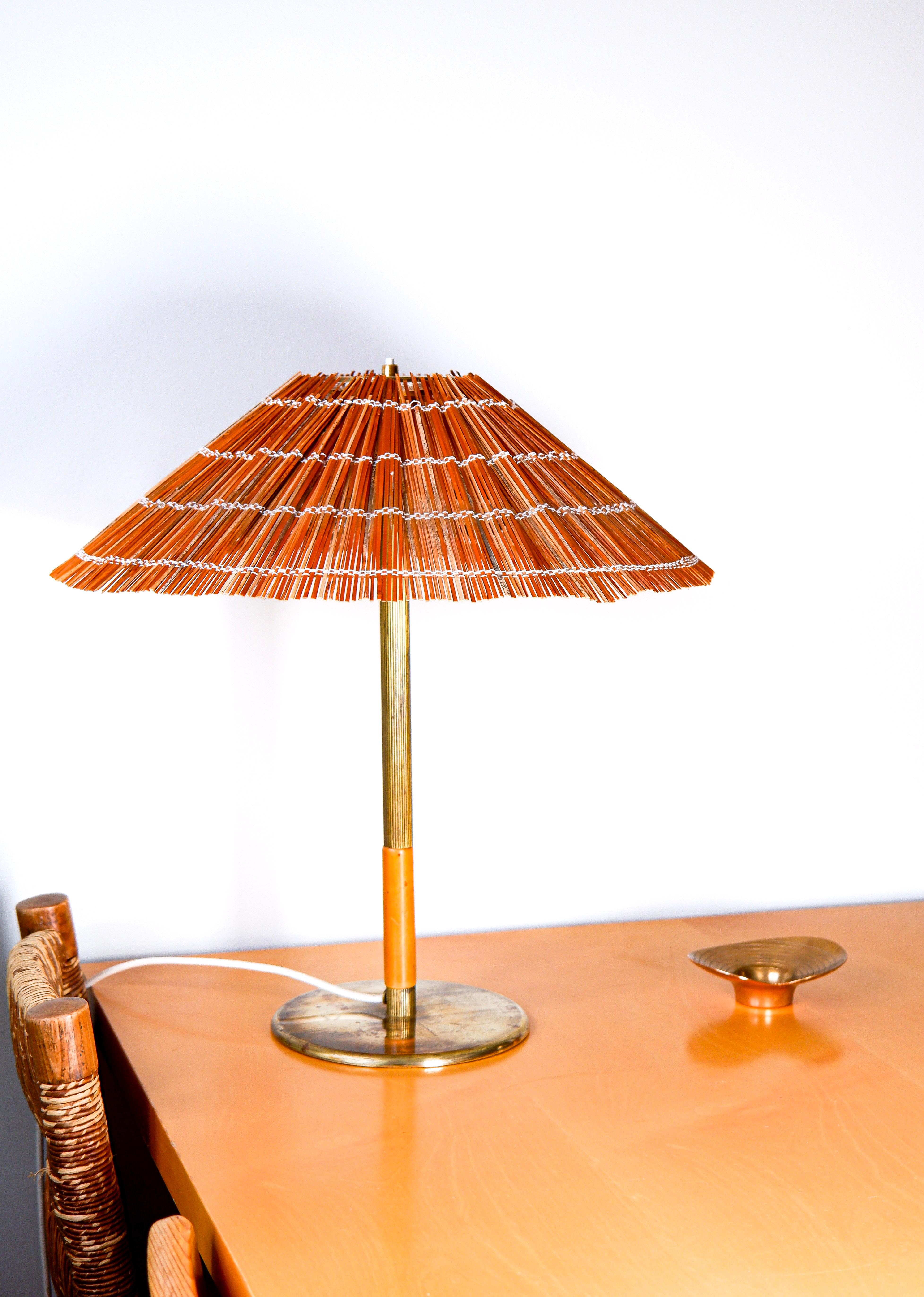 Paavo Tynell Modell 5068 für Taito um 1940, Messing und Holzstroh. im Angebot 4
