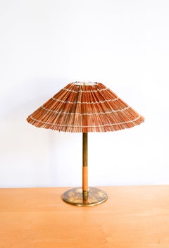 Paavo Tynell modelo 5068 para Taito circa 1940, latón y paja de madera.