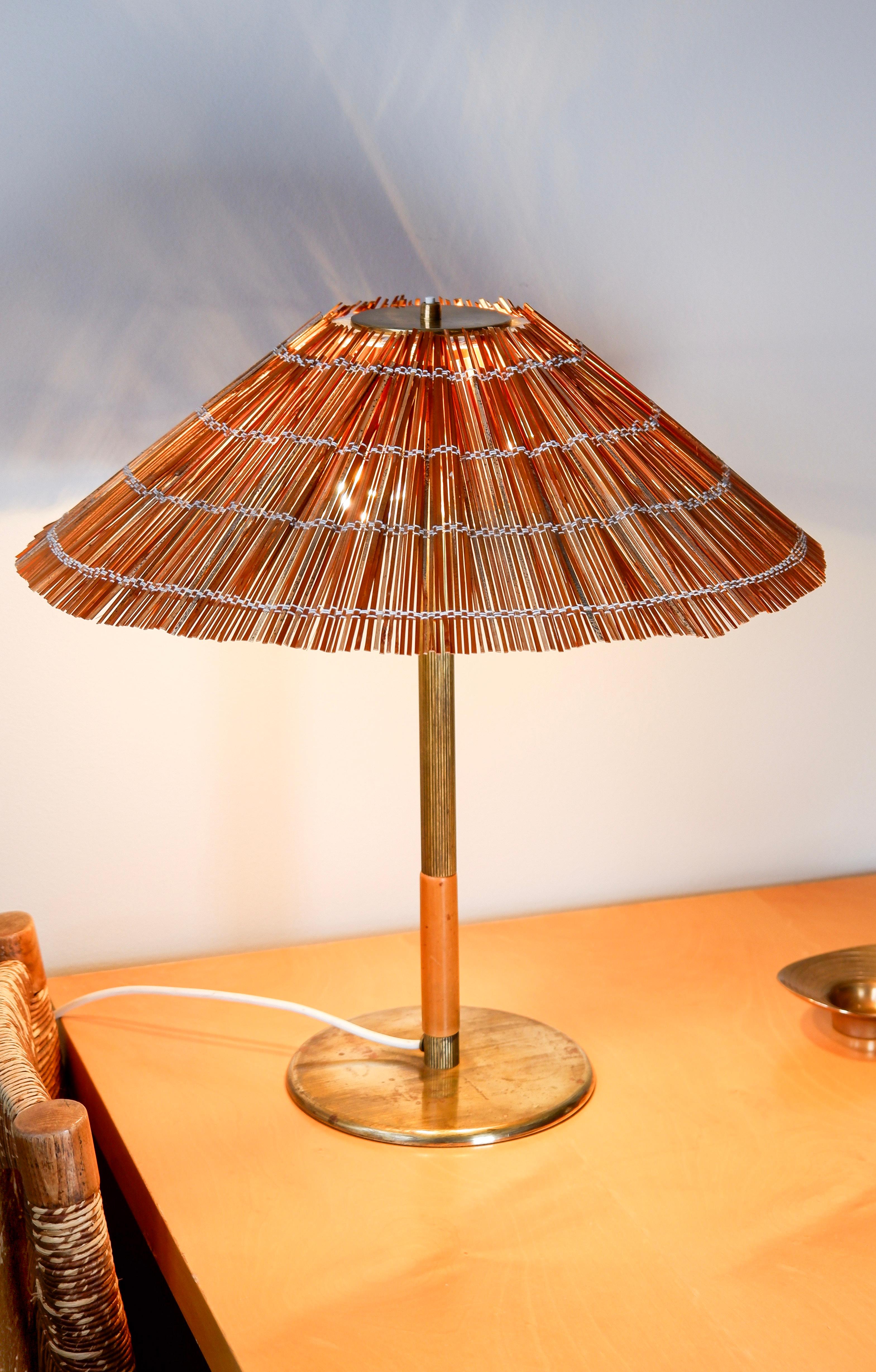 Paavo Tynell Modell 5068 für Taito um 1940, Messing und Holzstroh. (Skandinavische Moderne) im Angebot