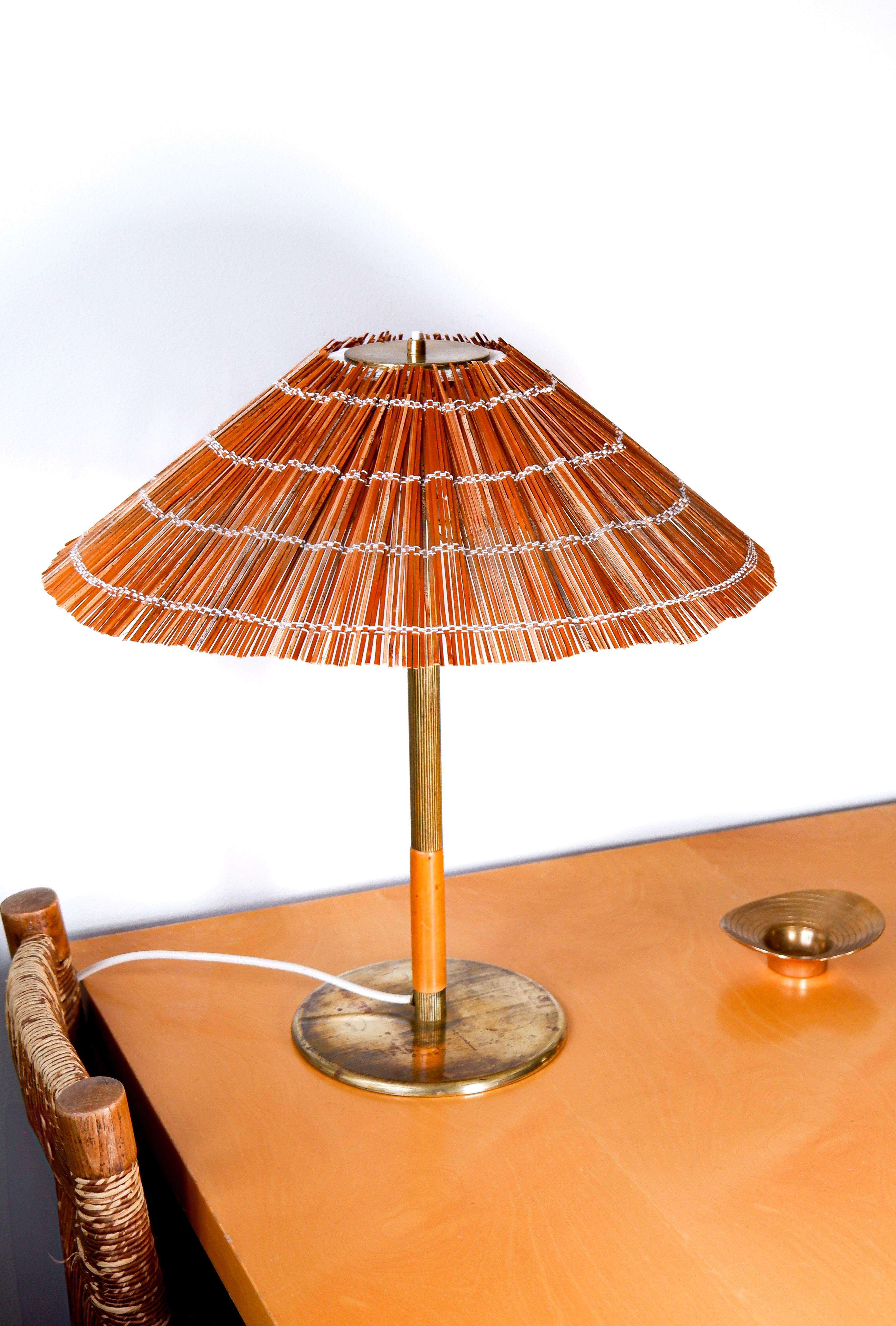 Paavo Tynell Modell 5068 für Taito um 1940, Messing und Holzstroh. (Mitte des 20. Jahrhunderts) im Angebot