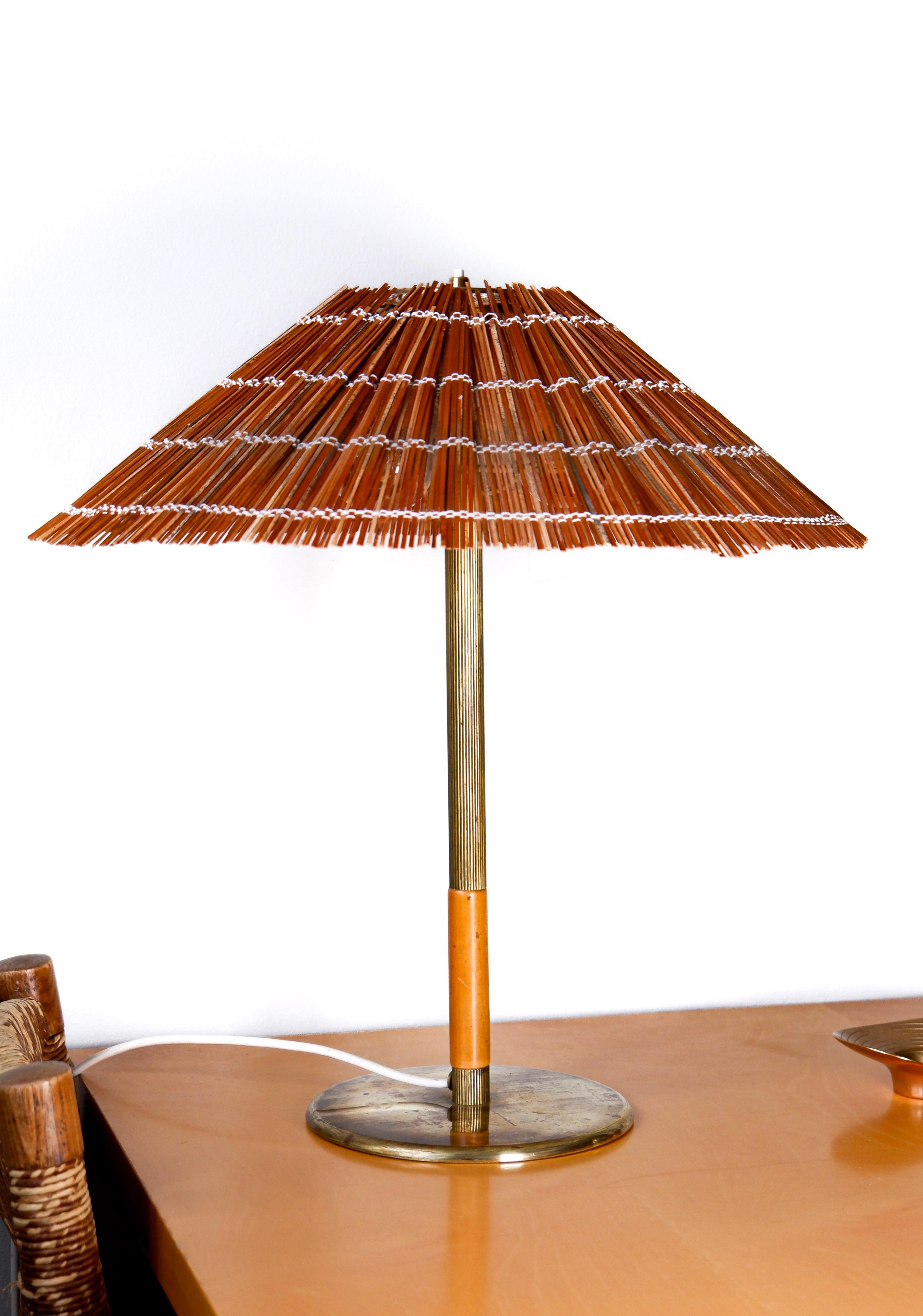 Paavo Tynell Modell 5068 für Taito um 1940, Messing und Holzstroh. im Angebot 1