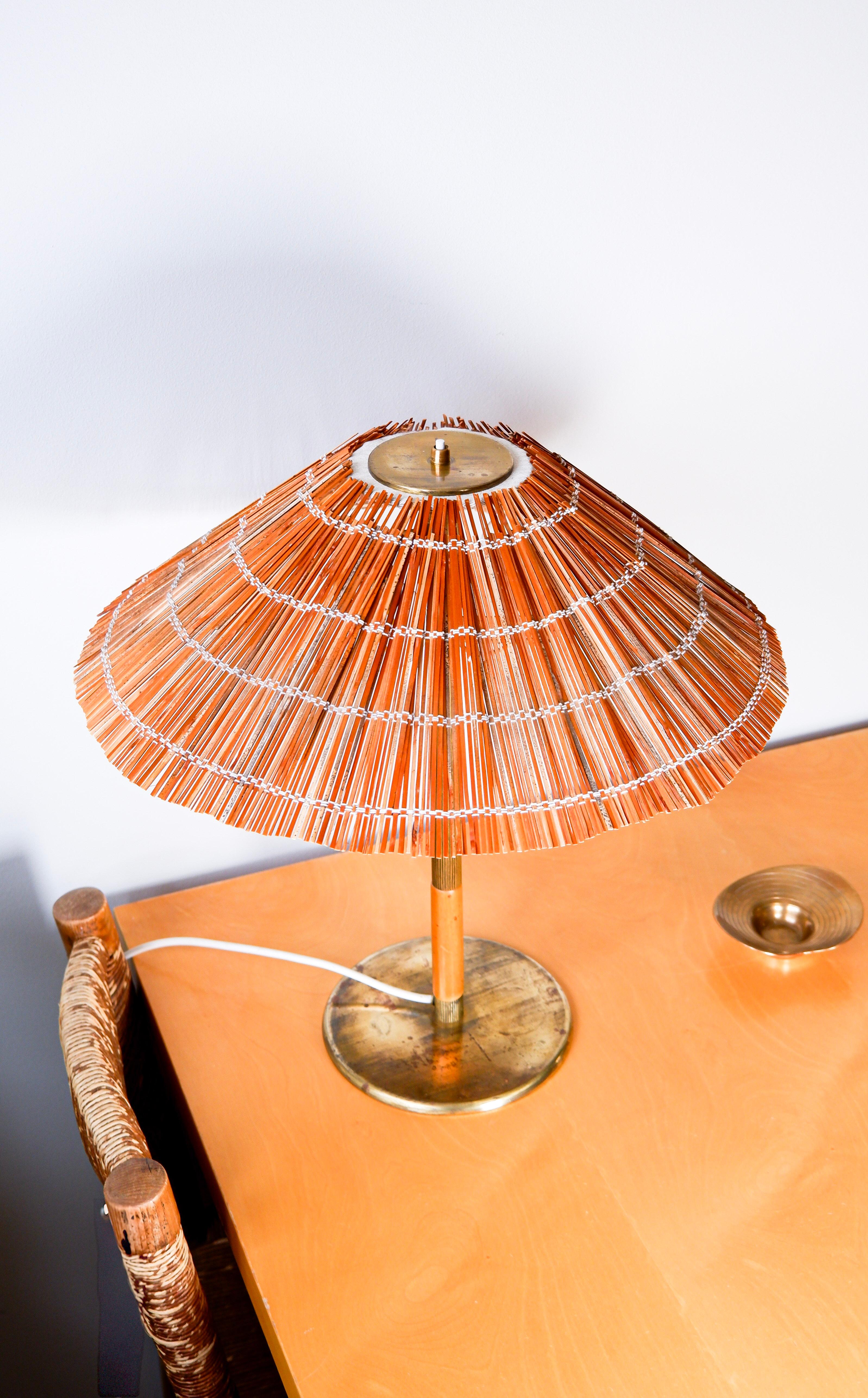Paavo Tynell Modell 5068 für Taito um 1940, Messing und Holzstroh. im Angebot 3