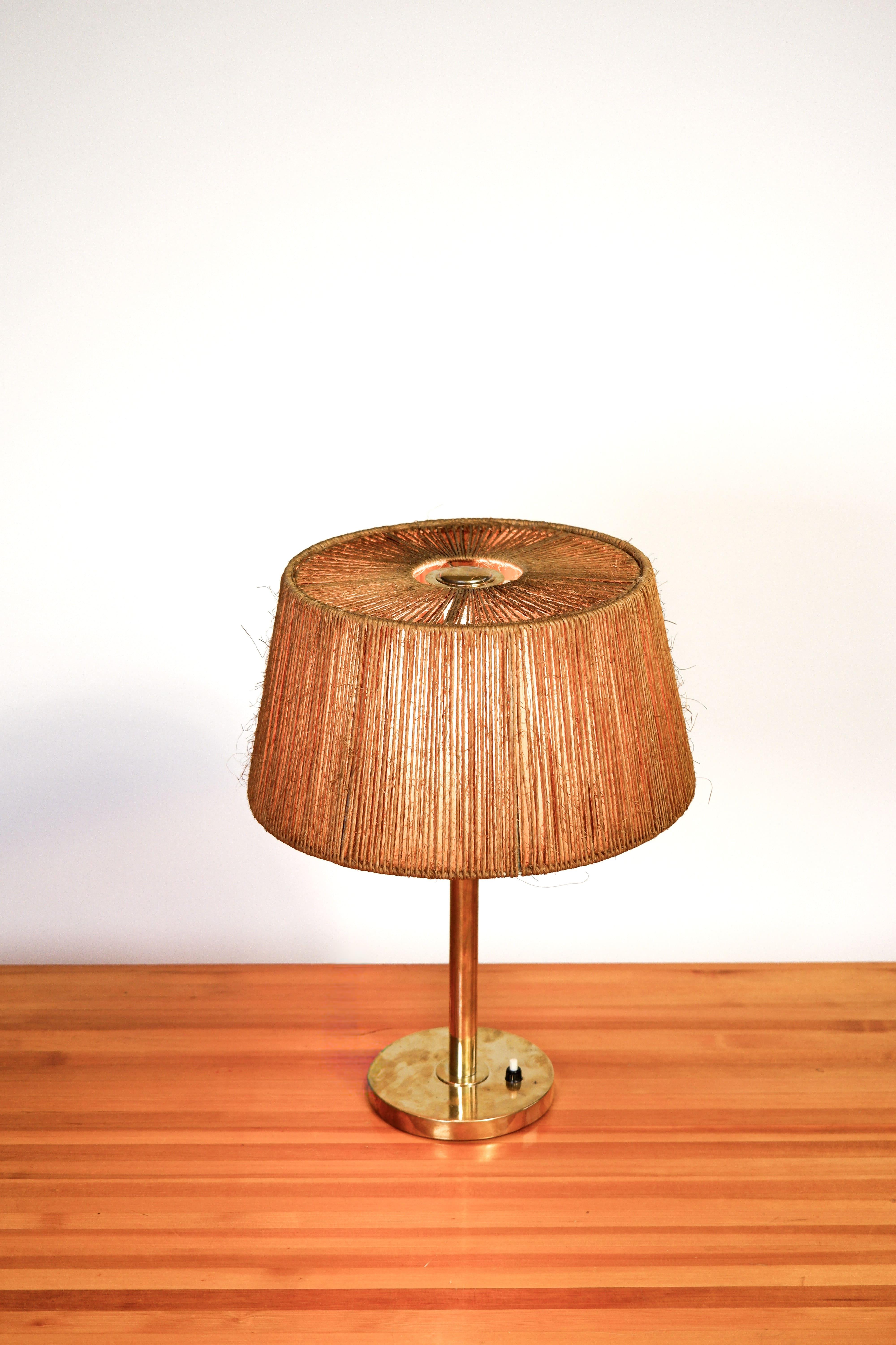 Paavo Tynell Modell 5144 für Taito um 1940. (Messing) im Angebot