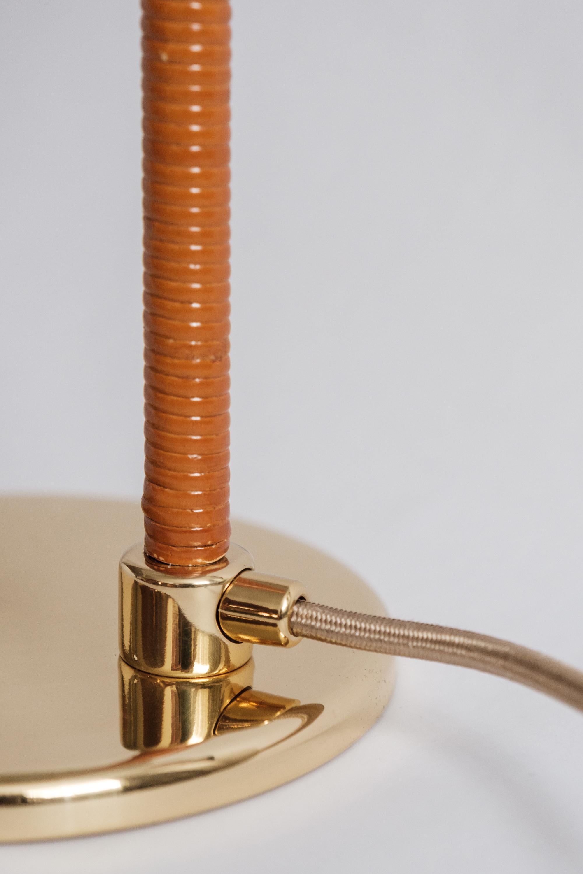 Tischlampe aus Messing und Rattan, Modell 5321, von Paavo Tynell im Angebot 3