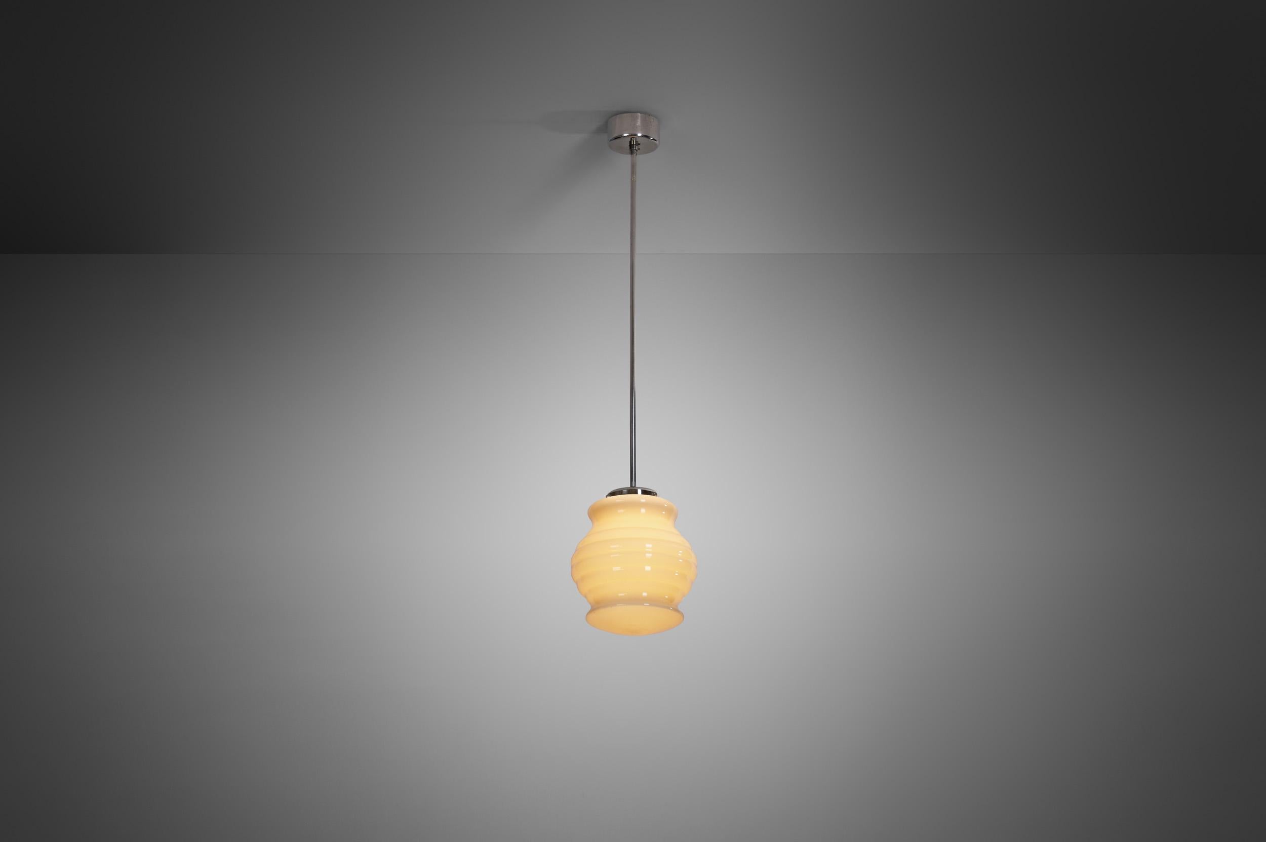 Milieu du XXe siècle Lampe à suspension Paavo Tynell modèle 556 pour Taito Oy, Finlande, années 1930 en vente