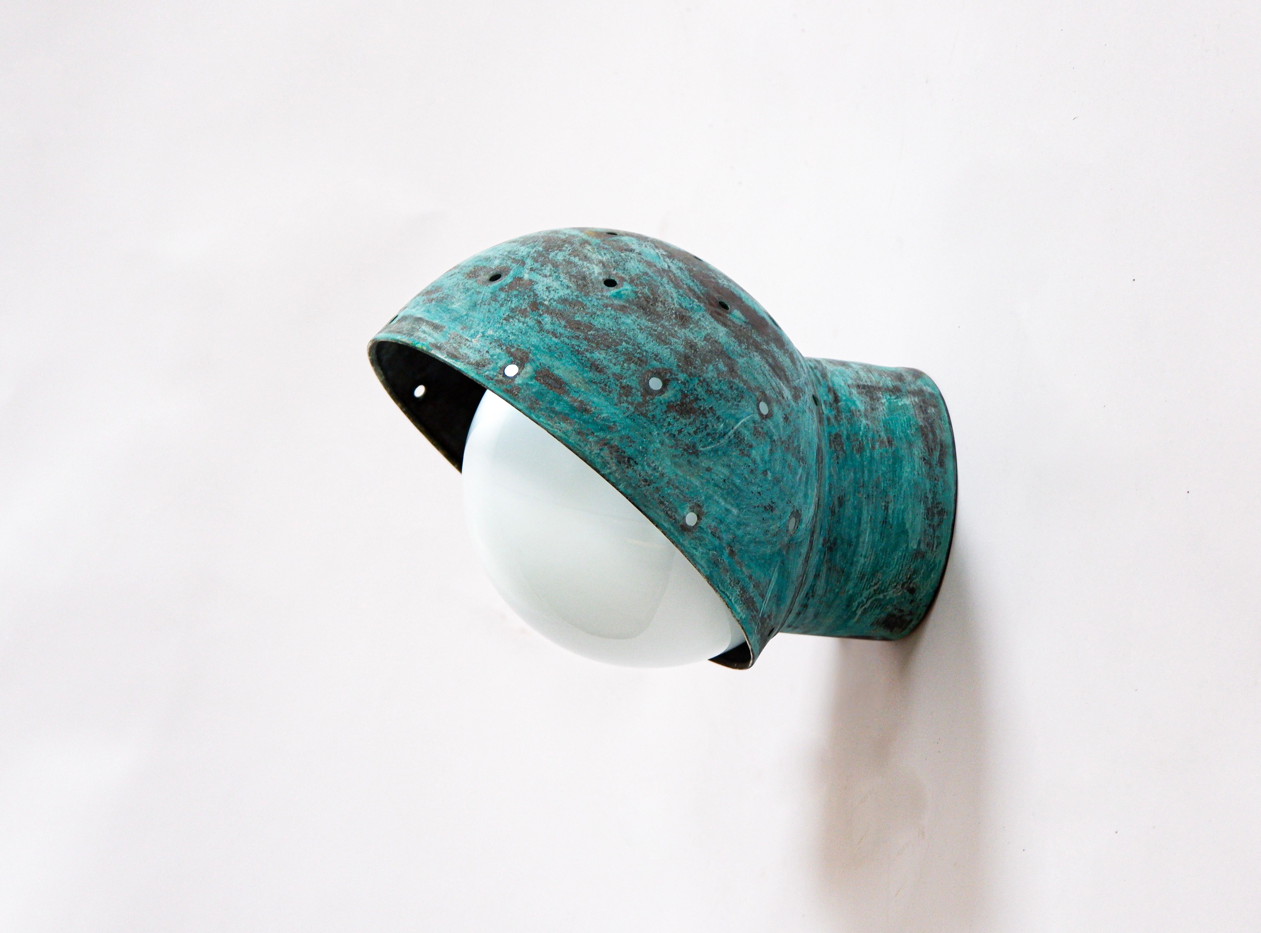 Beeindruckende und seltene Wandleuchte, entworfen von Paavo Tynell für Idman in den 40er Jahren, Modell 7313. Die Lampe ist aus massivem Kupfer mit einer starken Patina. Die Lampe ist in gutem Zustand, sie wurde ursprünglich für den Außenbereich