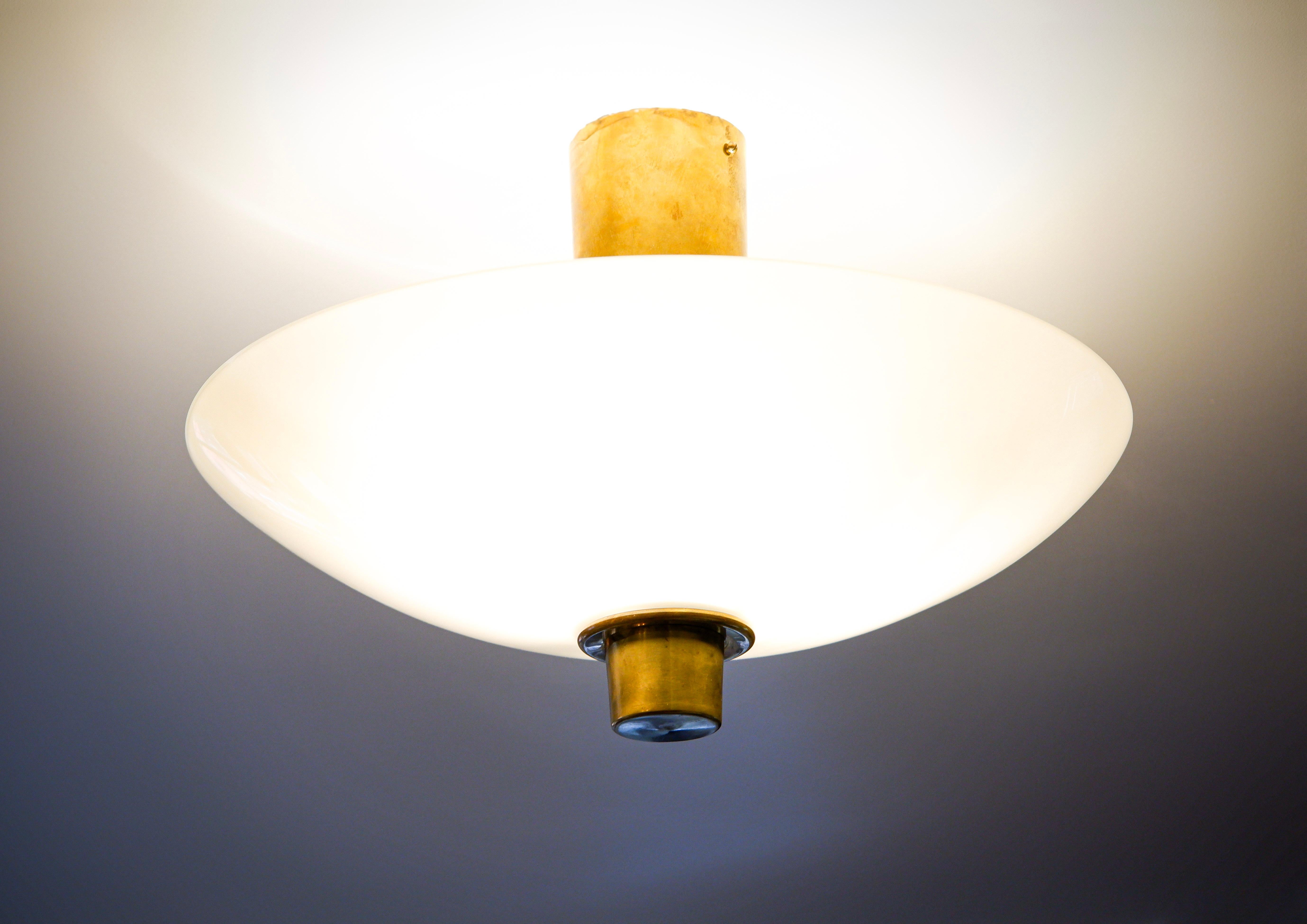 Grand encastrement Paavo Tynell modèle 9045 pour Taito. La lampe est composée d'un cœur en laiton et d'un grand verre opale ( 60 cm ), la plus grande version de ce modèle. La lampe est en très bon état et elle est estampillée par l'éditeur Taito.