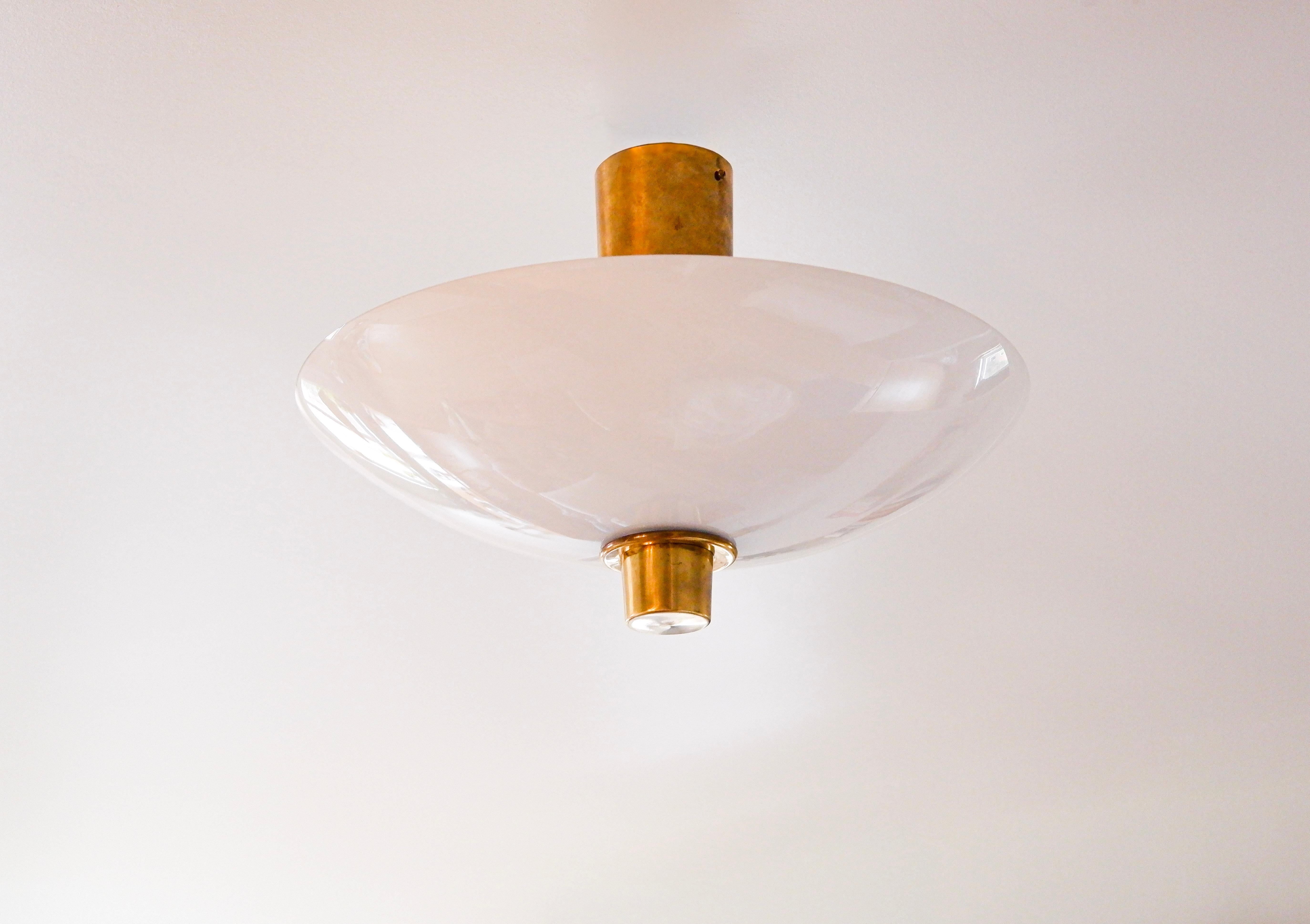 Scandinave moderne Paavo Tynell modèle 9045, grand verre opale et laiton pour Taito vers 1960. en vente