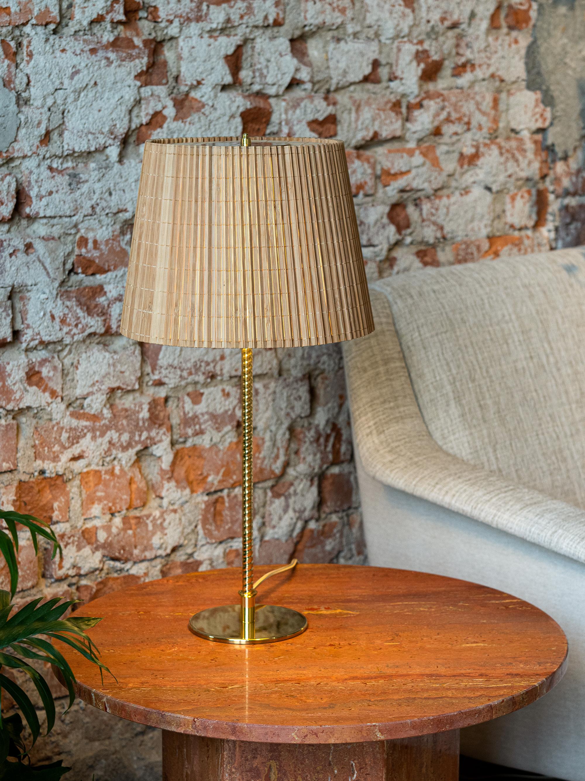 Tischlampe aus Bambus und Messing, Modell 9205, von Paavo Tynell für GUBI  (21. Jahrhundert und zeitgenössisch) im Angebot
