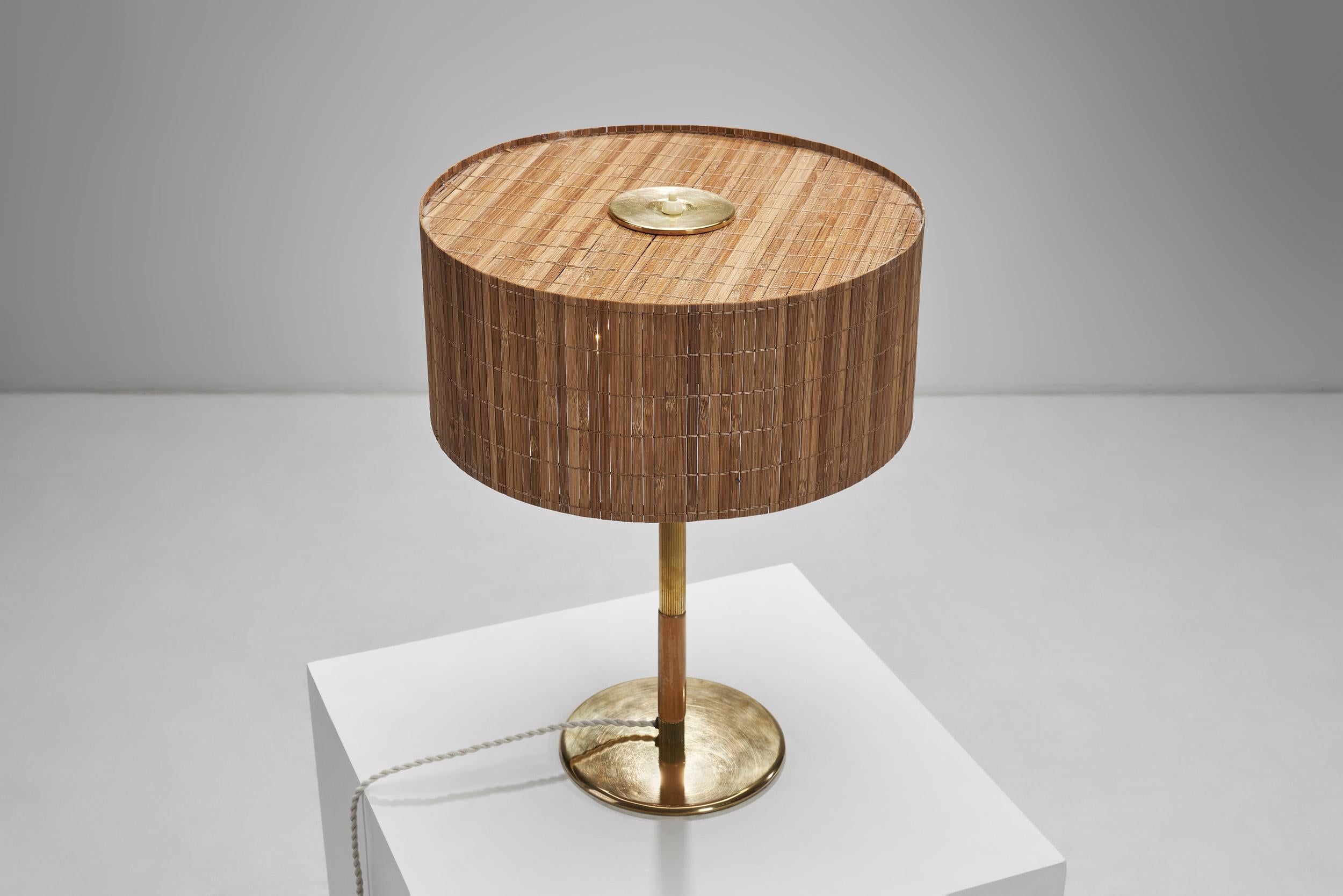 Lampada da tavolo in ottone e legno Paavo Tynell modello 