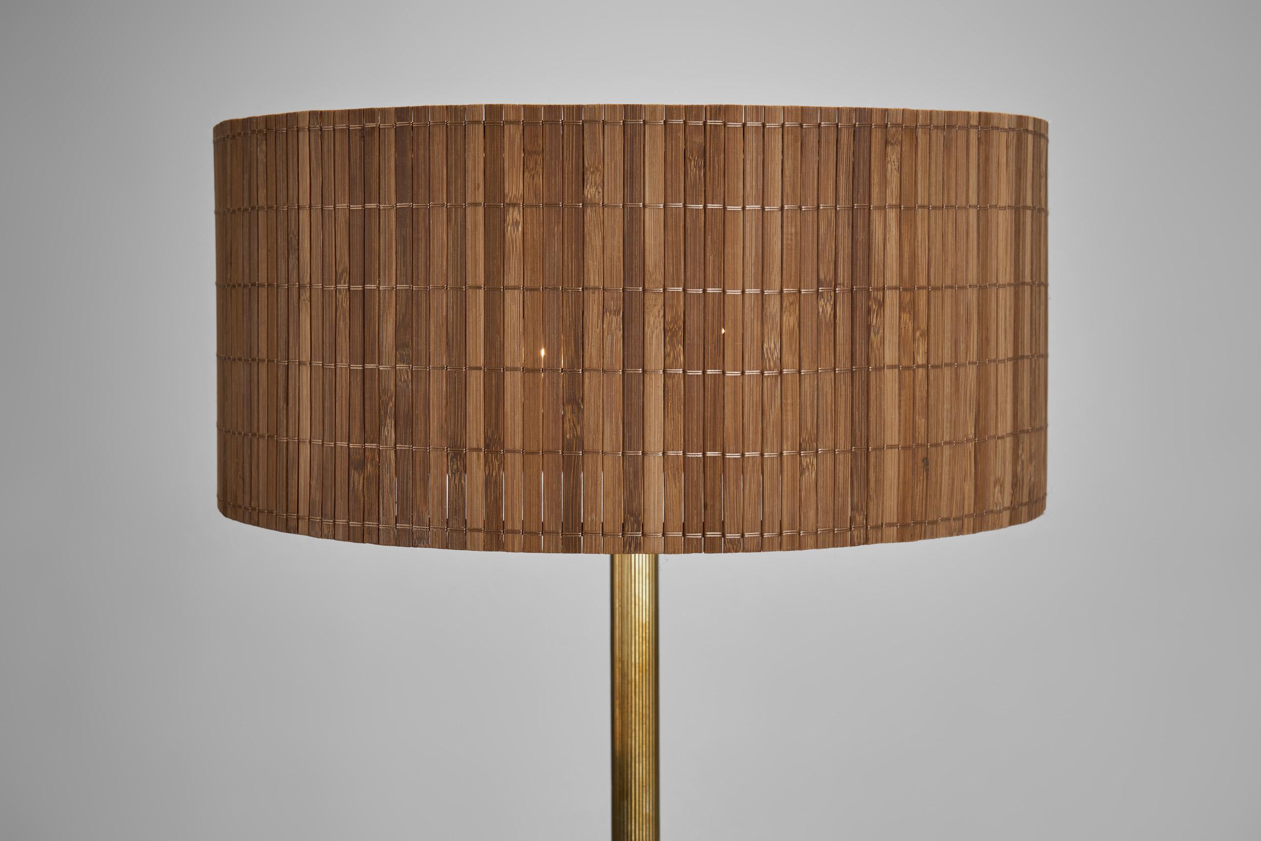 Lampada da tavolo in ottone e legno Paavo Tynell modello 