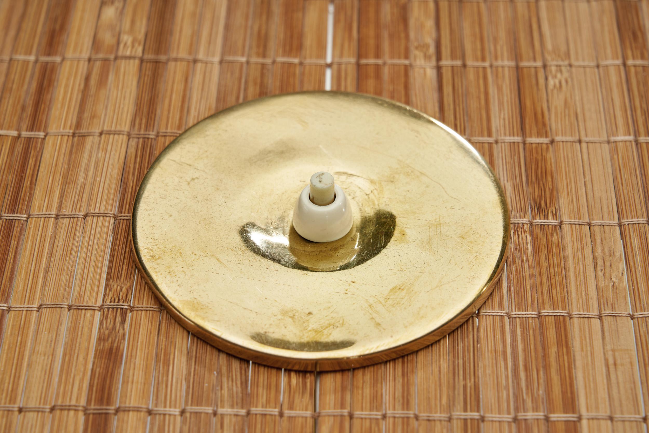 Lampada da tavolo in ottone e legno Paavo Tynell modello 