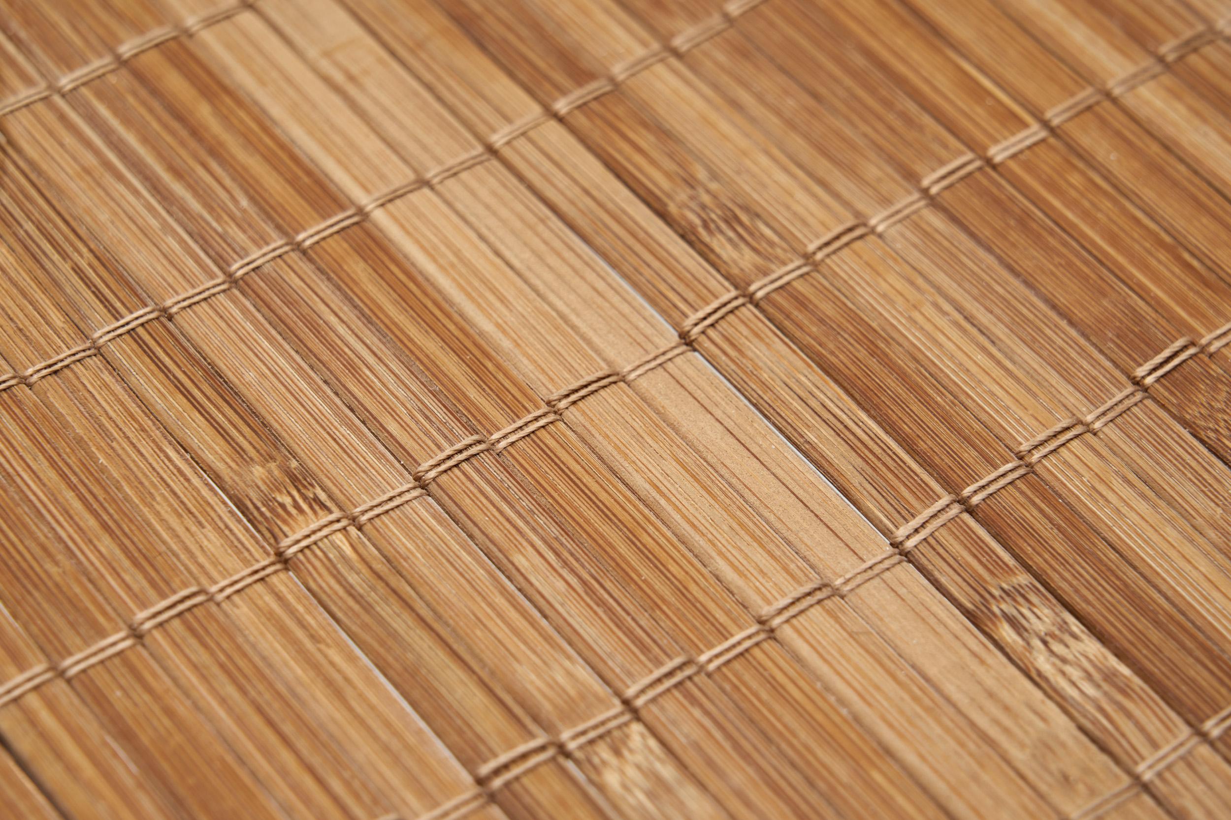 Lampada da tavolo in ottone e legno Paavo Tynell modello 
