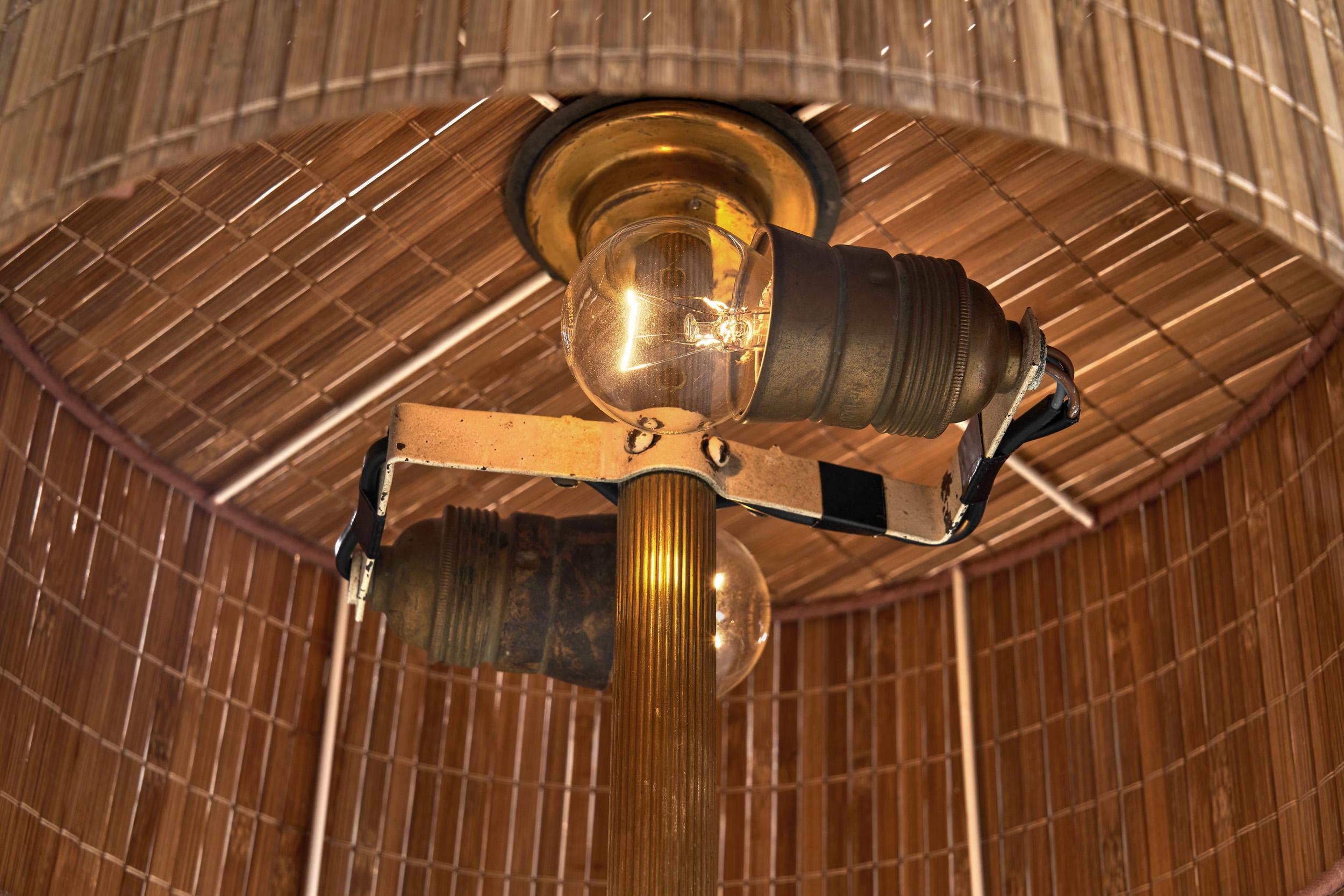 Lampada da tavolo in ottone e legno Paavo Tynell modello 